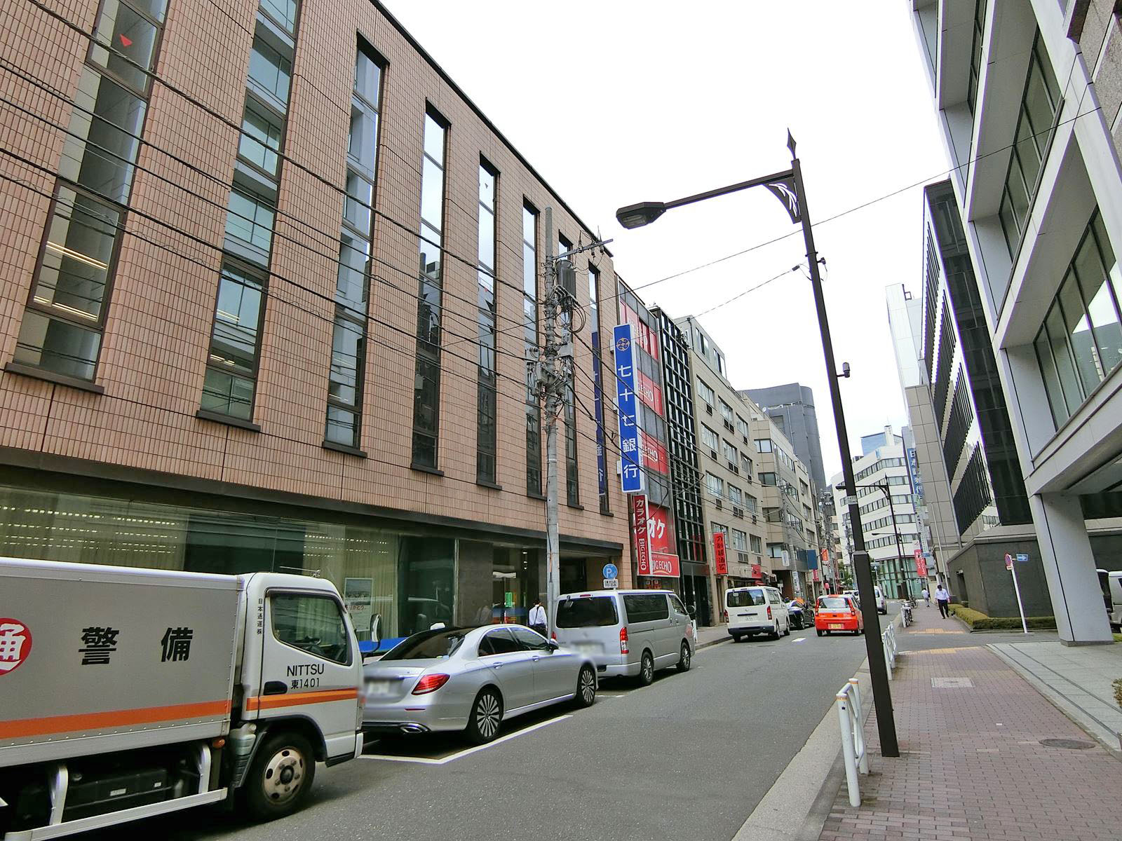 周辺はオフィや店舗が多いエリア