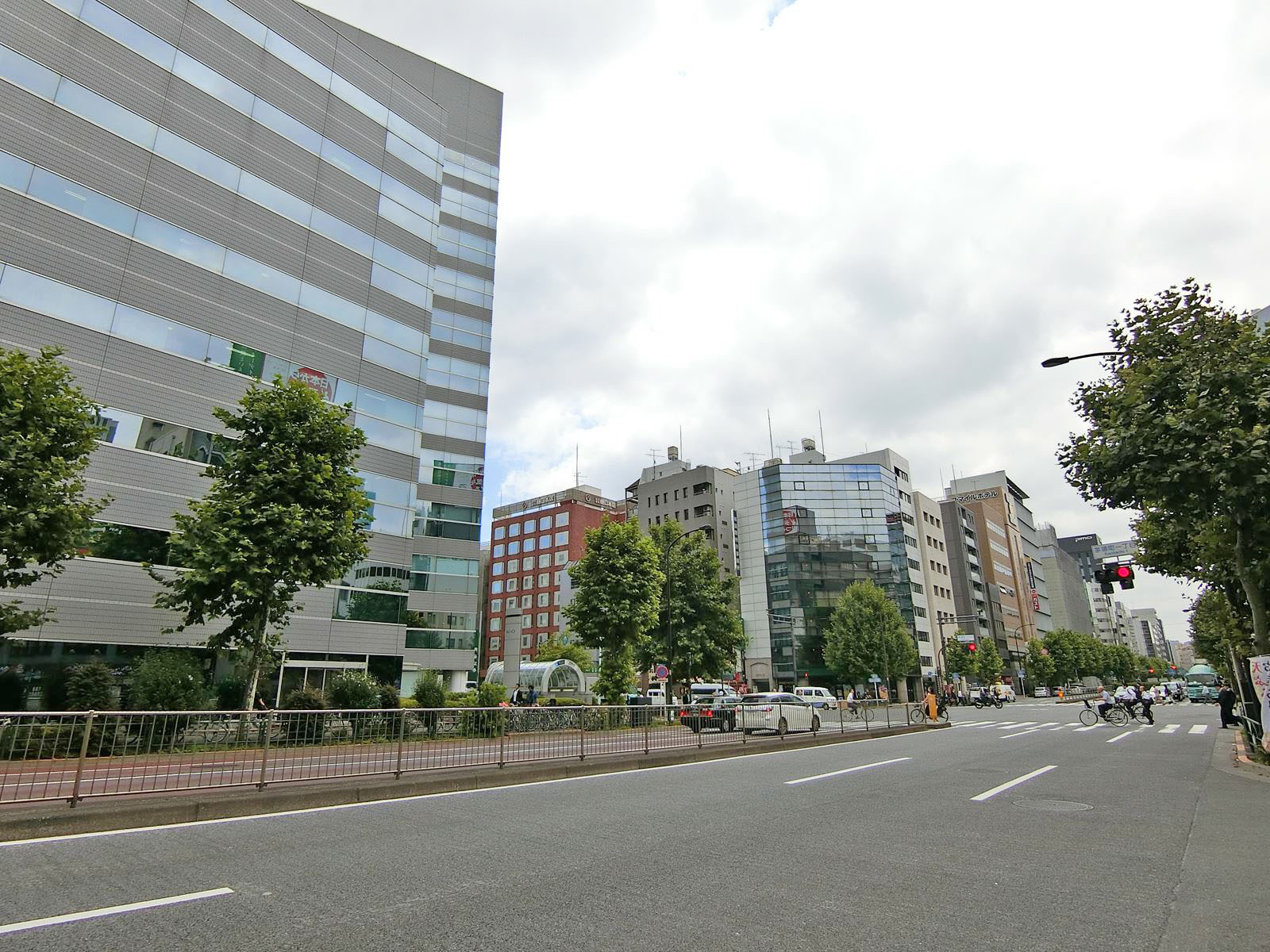 新大橋通り沿いに立地