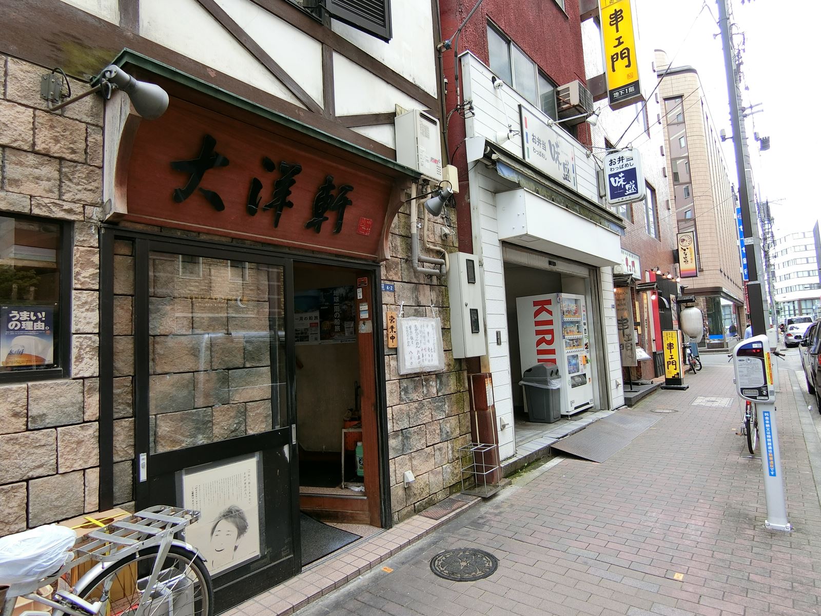付近には飲食店が豊富