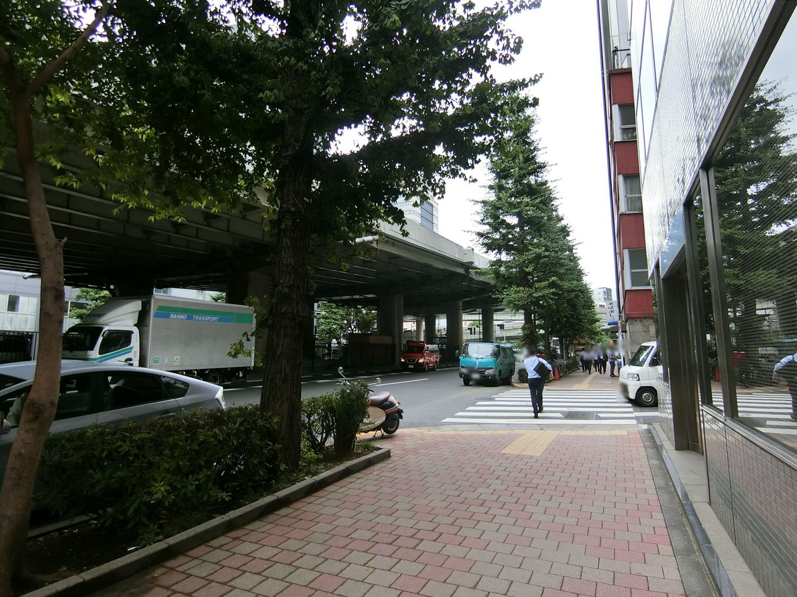 日本橋本町スクエア前面の通り