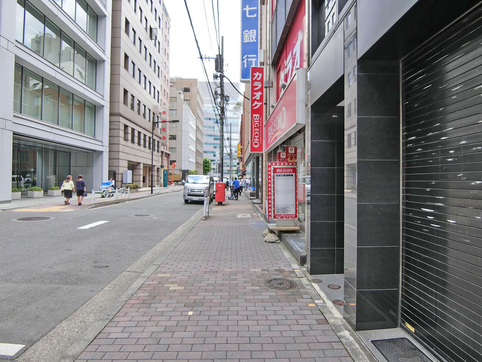日原ビル前面の通り