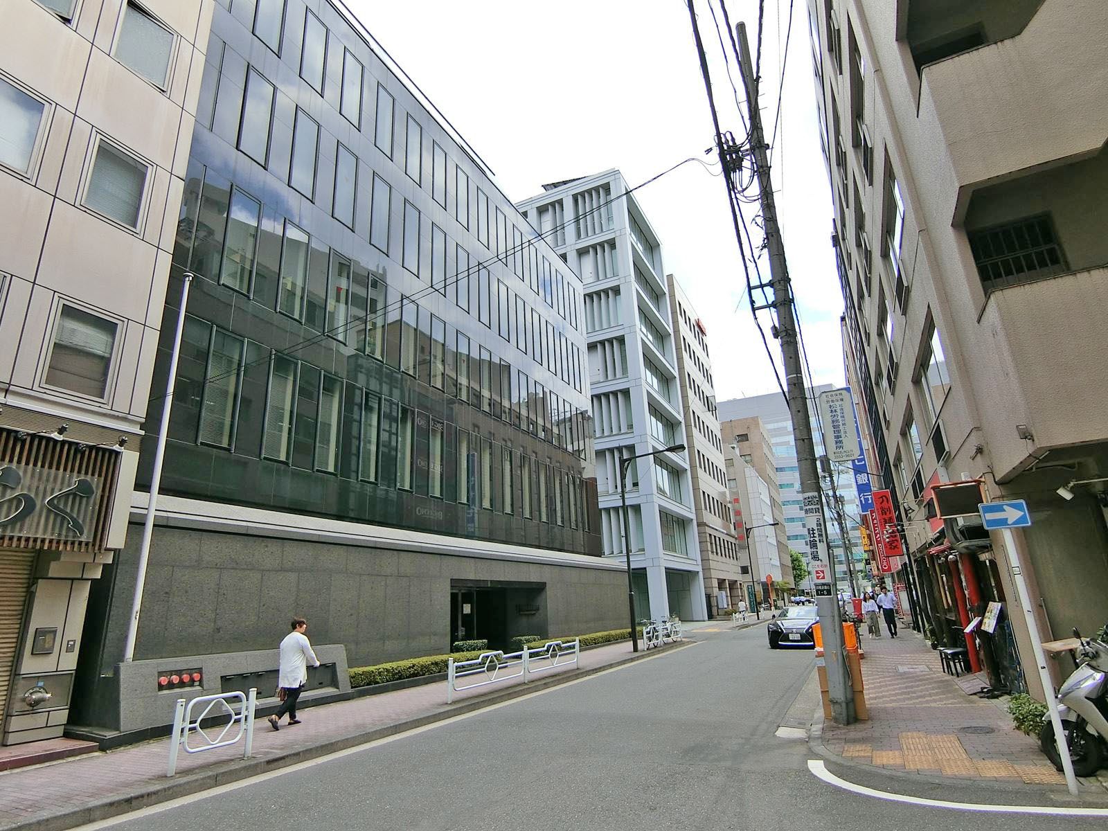 周辺はオフィや店舗が多いエリア