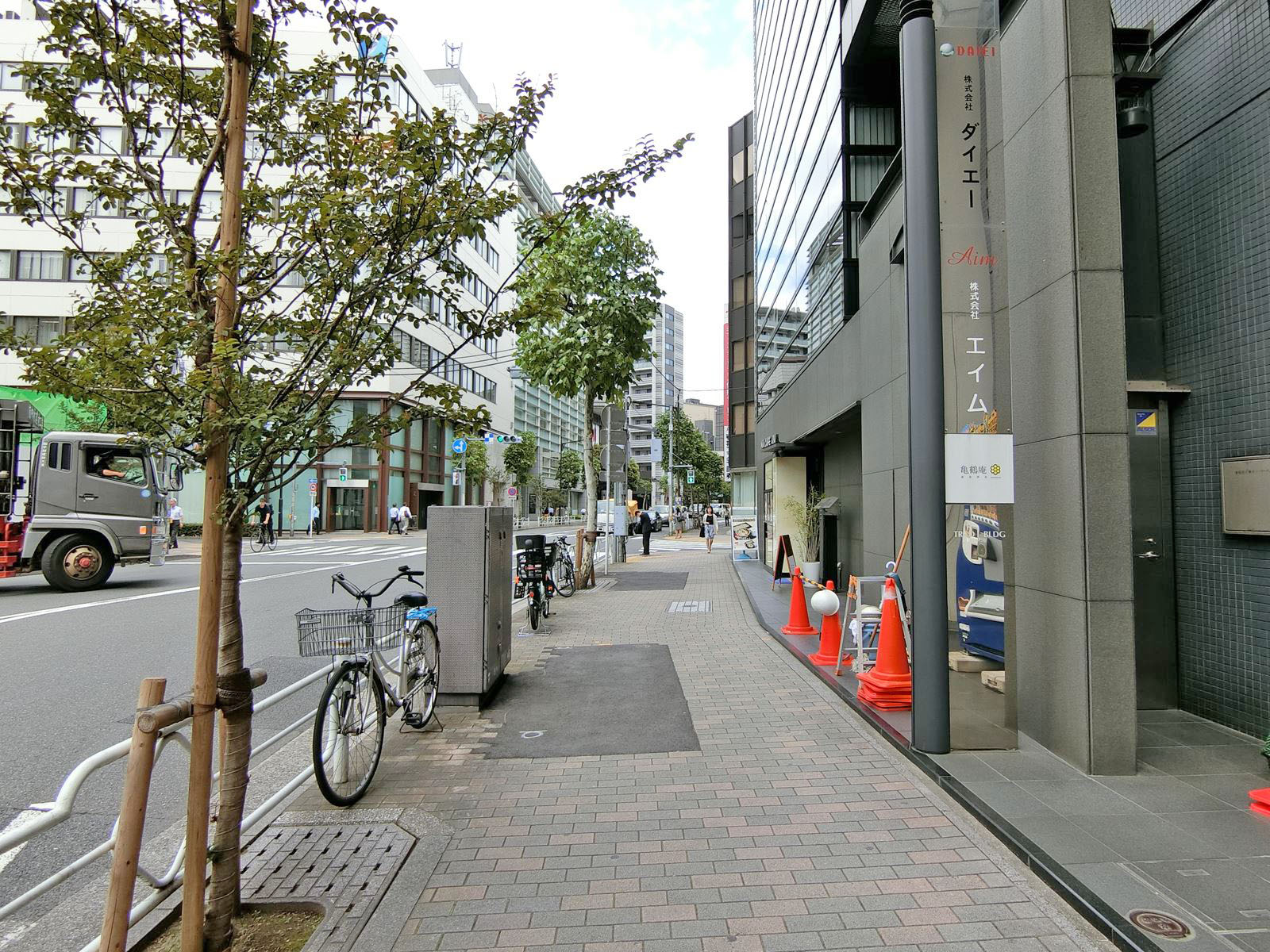 十字屋証券ビル前面の通り