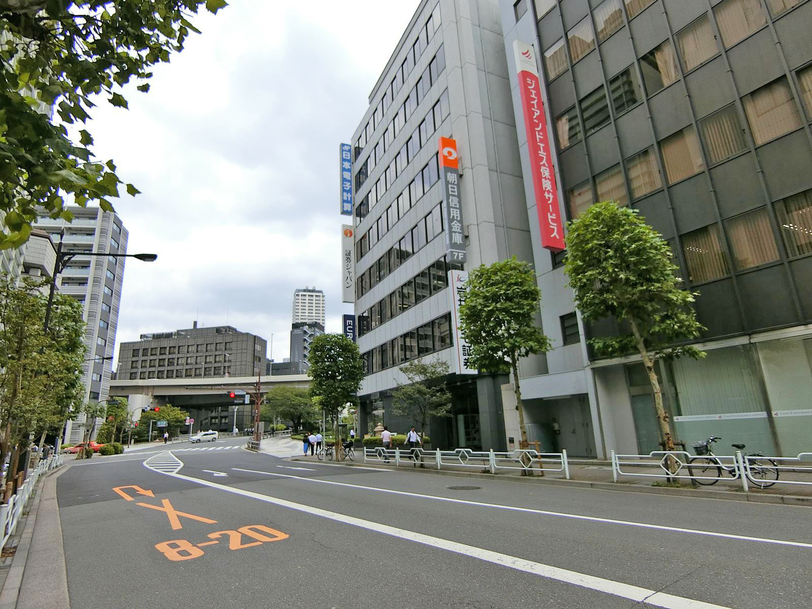 平成通り沿いに立地