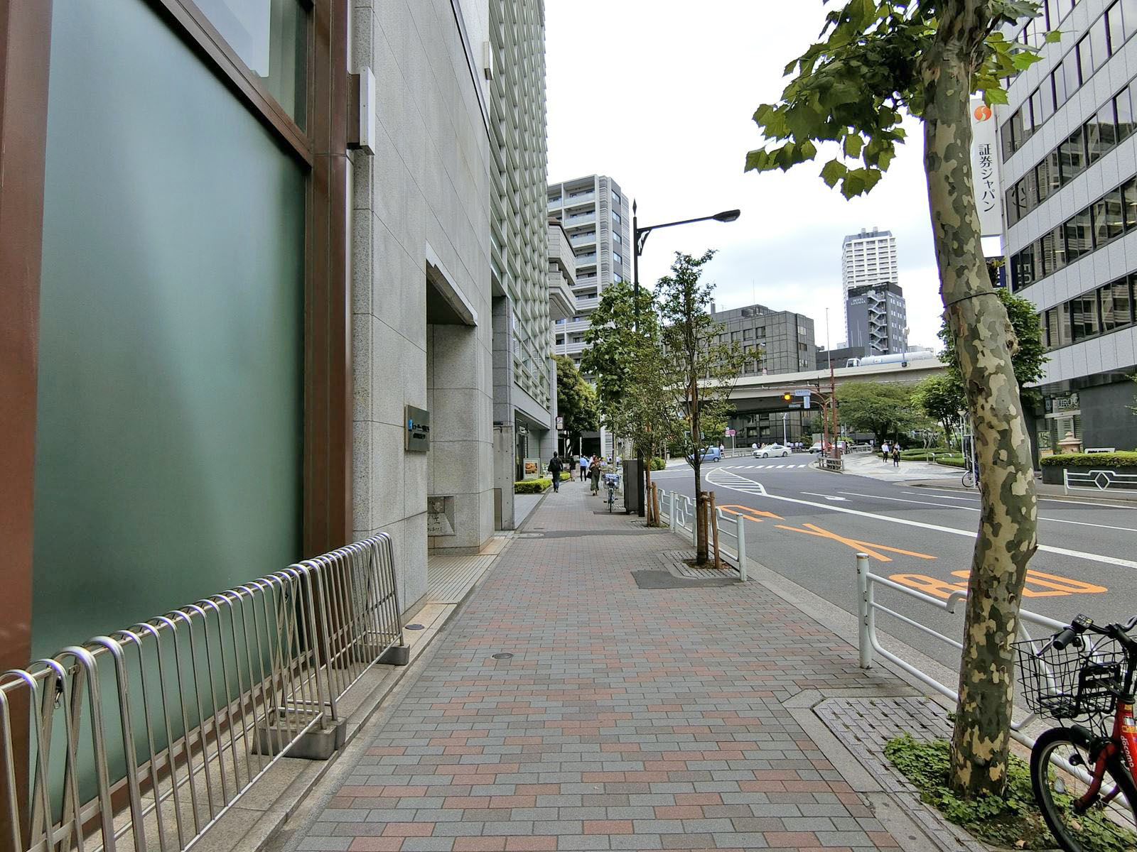 ヒューリック兜町ビル前面の通り