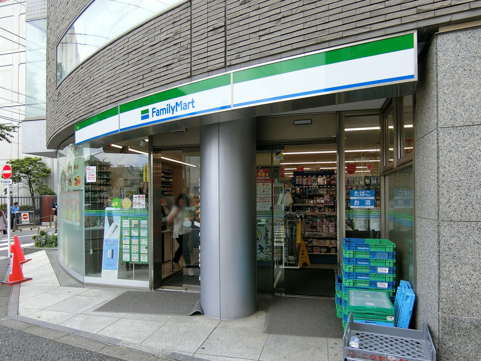 徒歩1分のファミリーマート