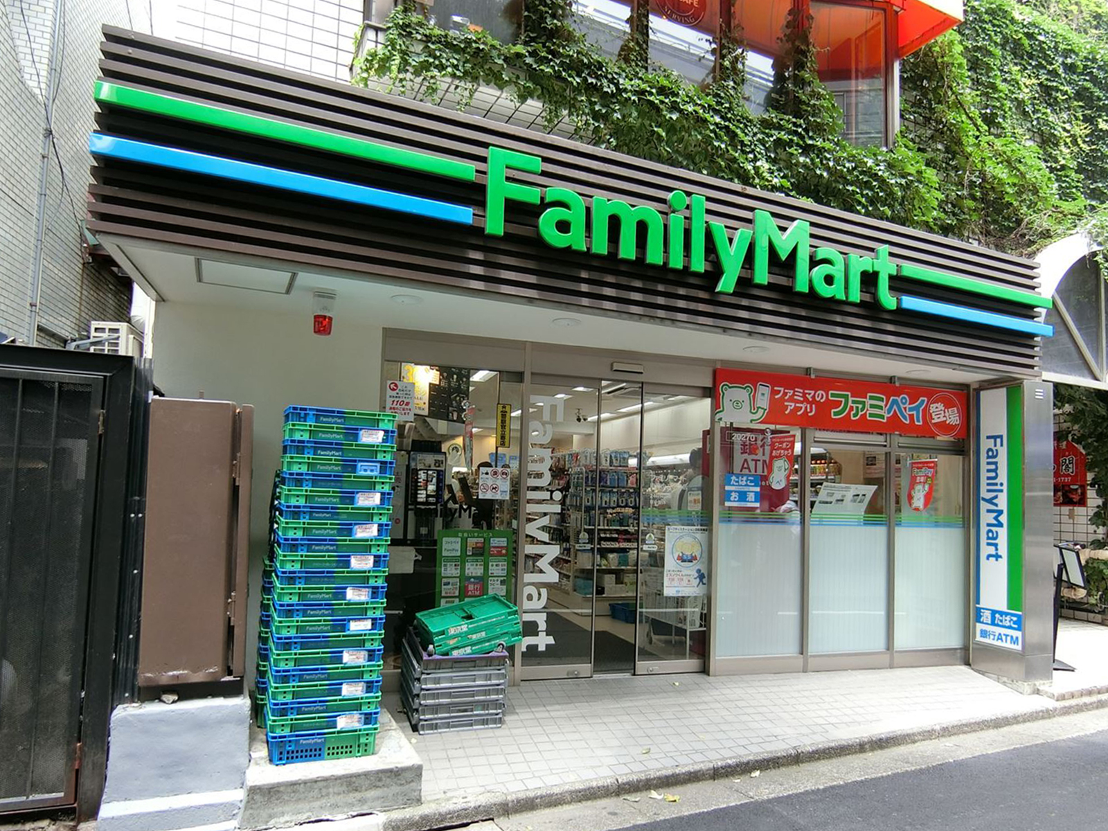 徒歩2分のファミリーマート