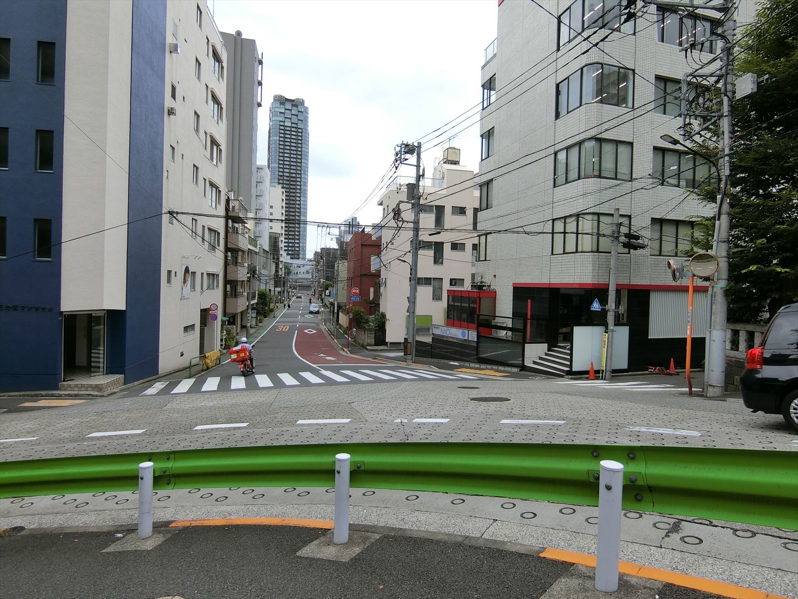 周辺は住宅街