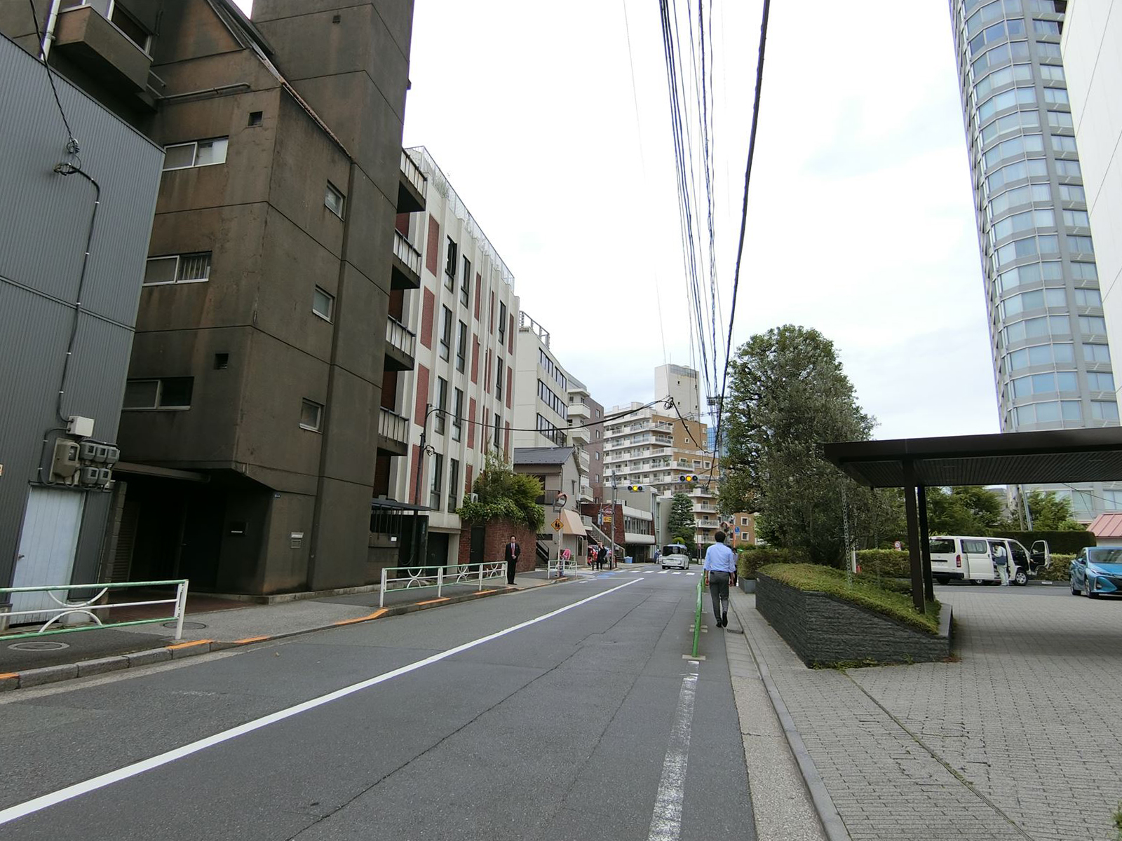 周辺は住宅やオフィスが多いエリア