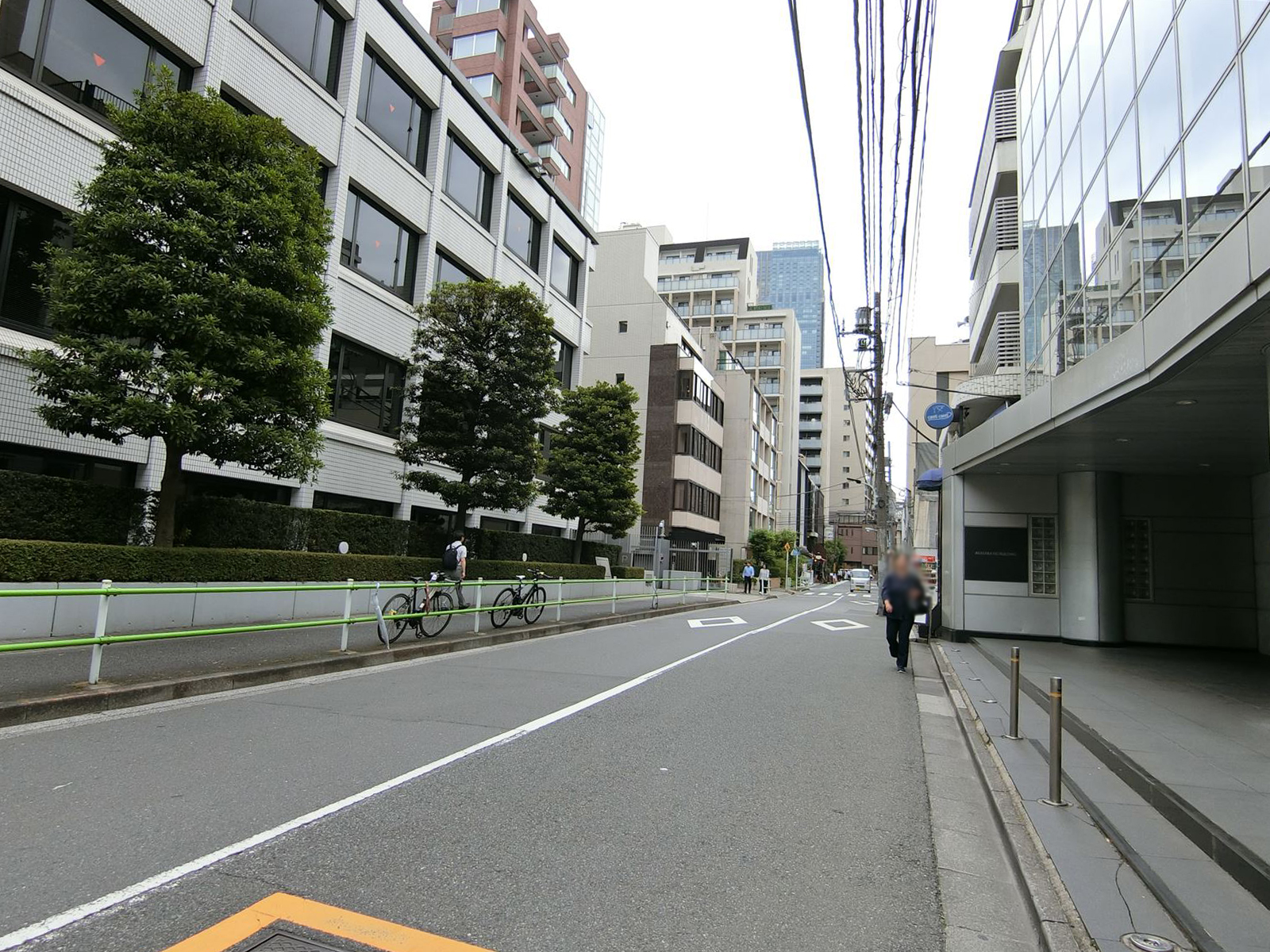 周辺はオフィス街