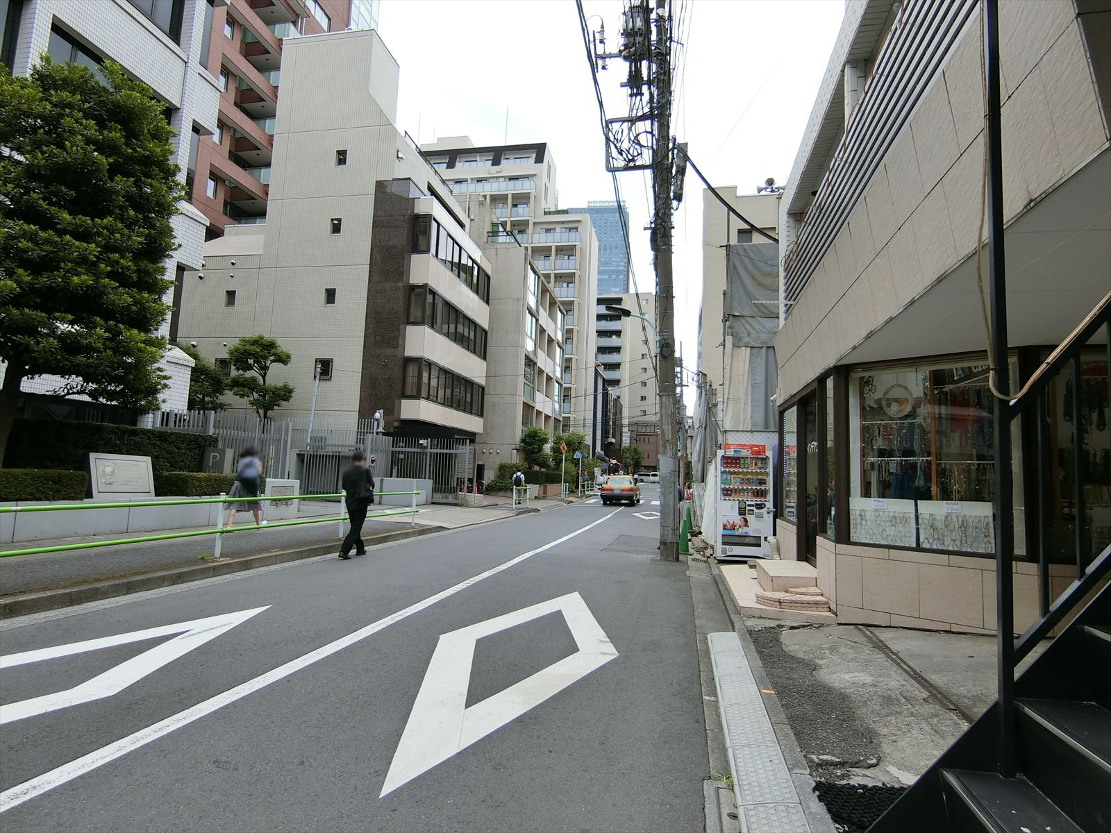 オフィスビル前面の通り