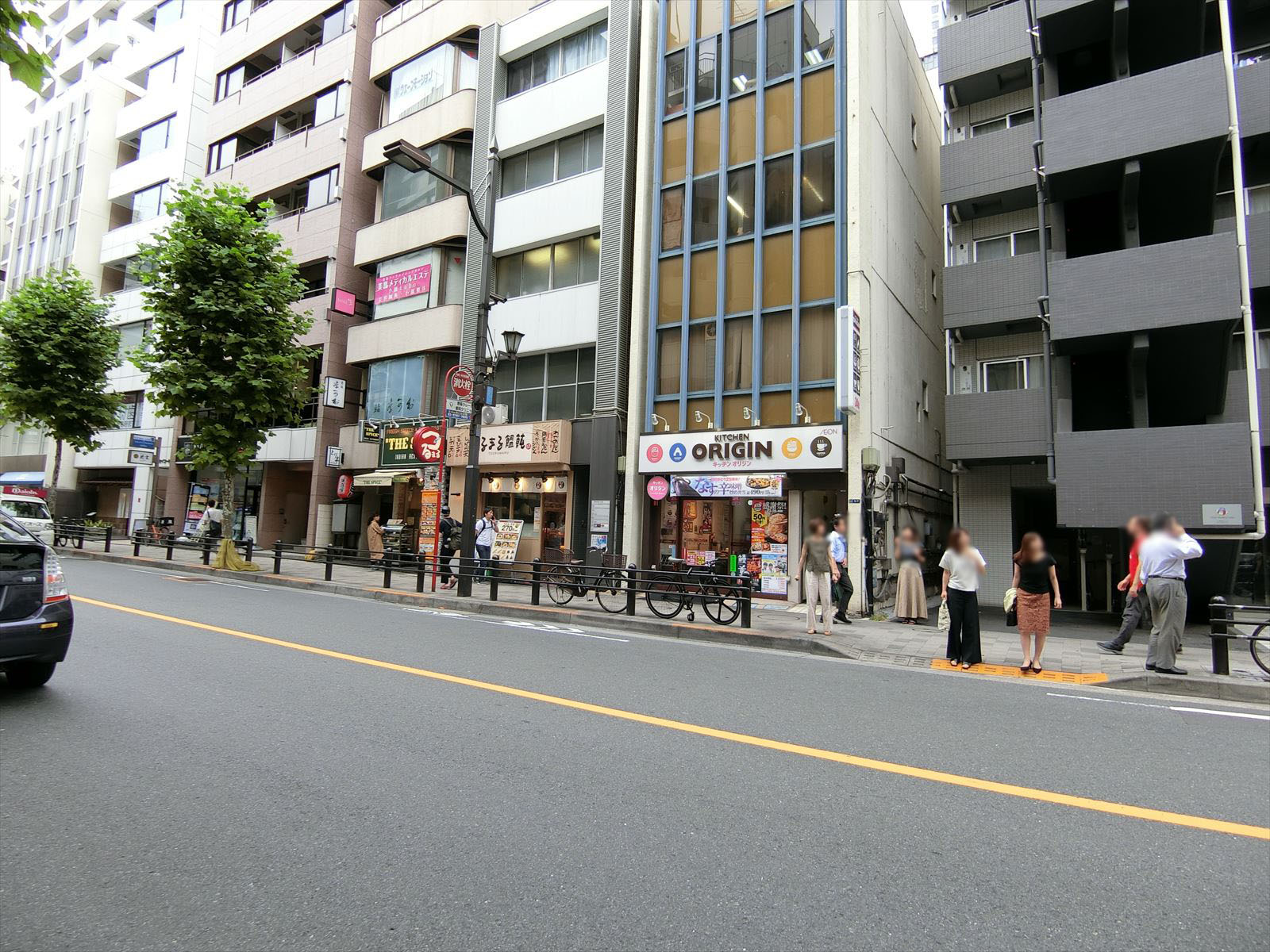 周辺は飲食店や店舗の多いエリア
