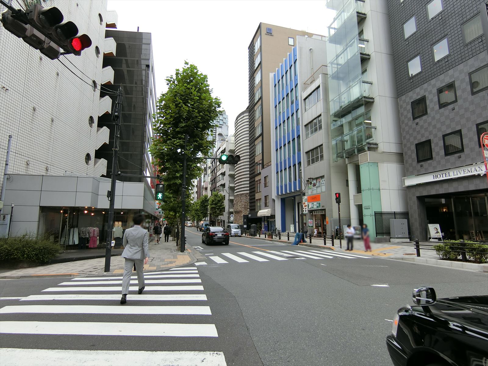 アジミックビル前面の交差点