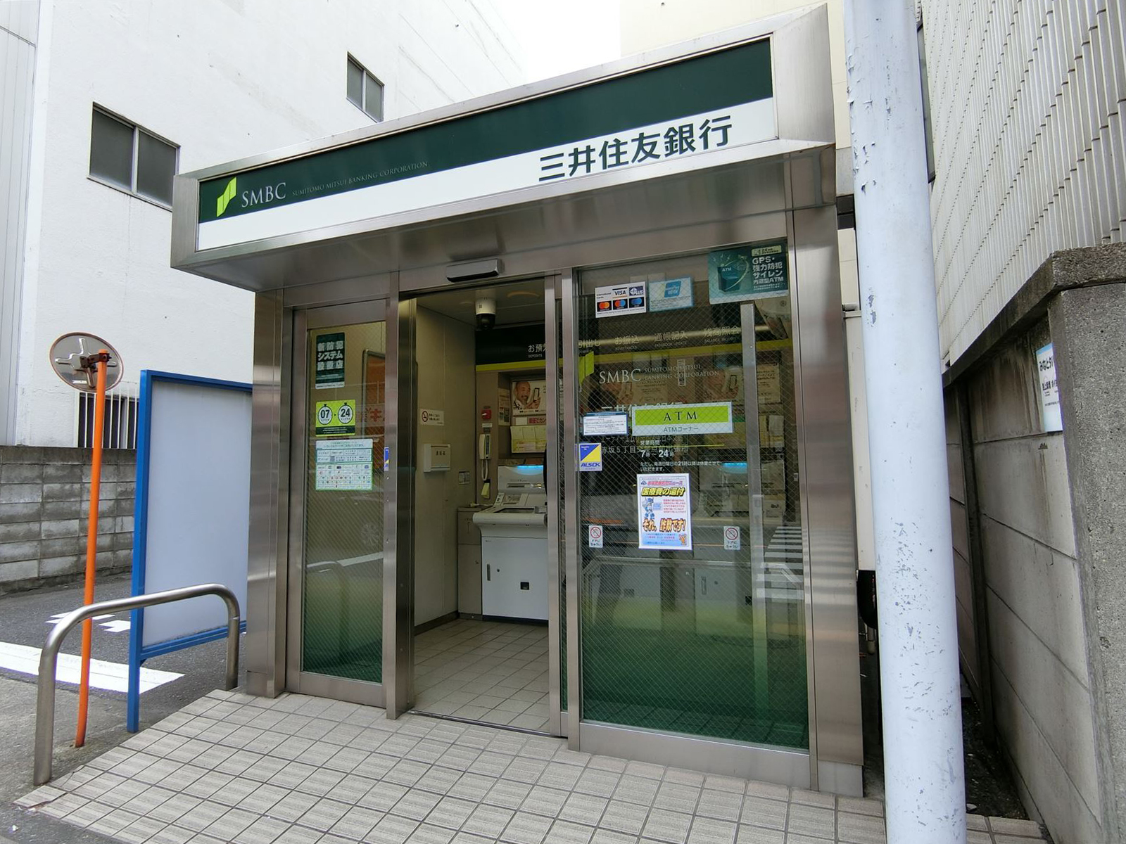 隣の三井住友銀行ATM