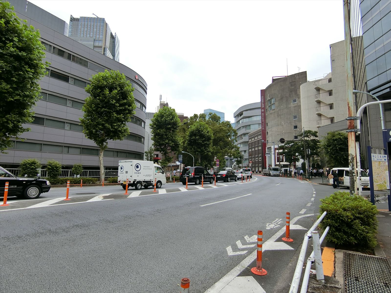 新乃木坂ビル前面の外苑東通り