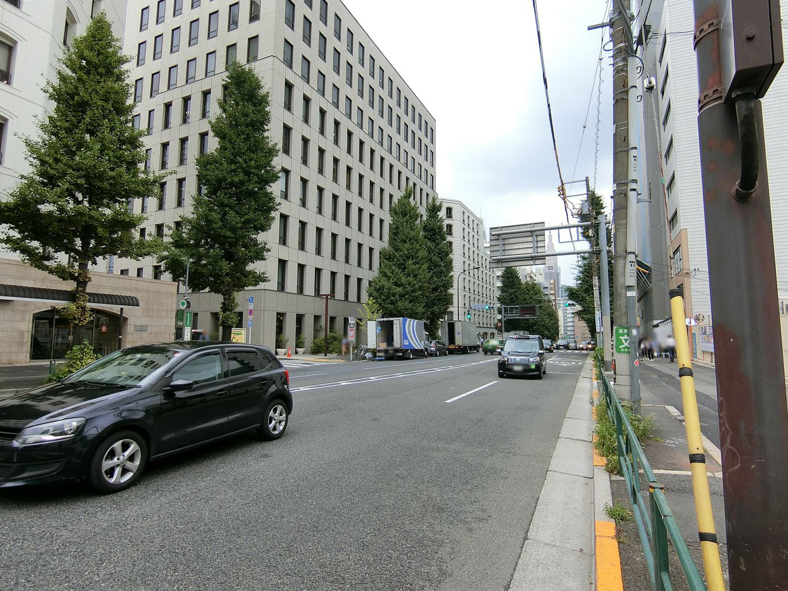 前面の明治通り