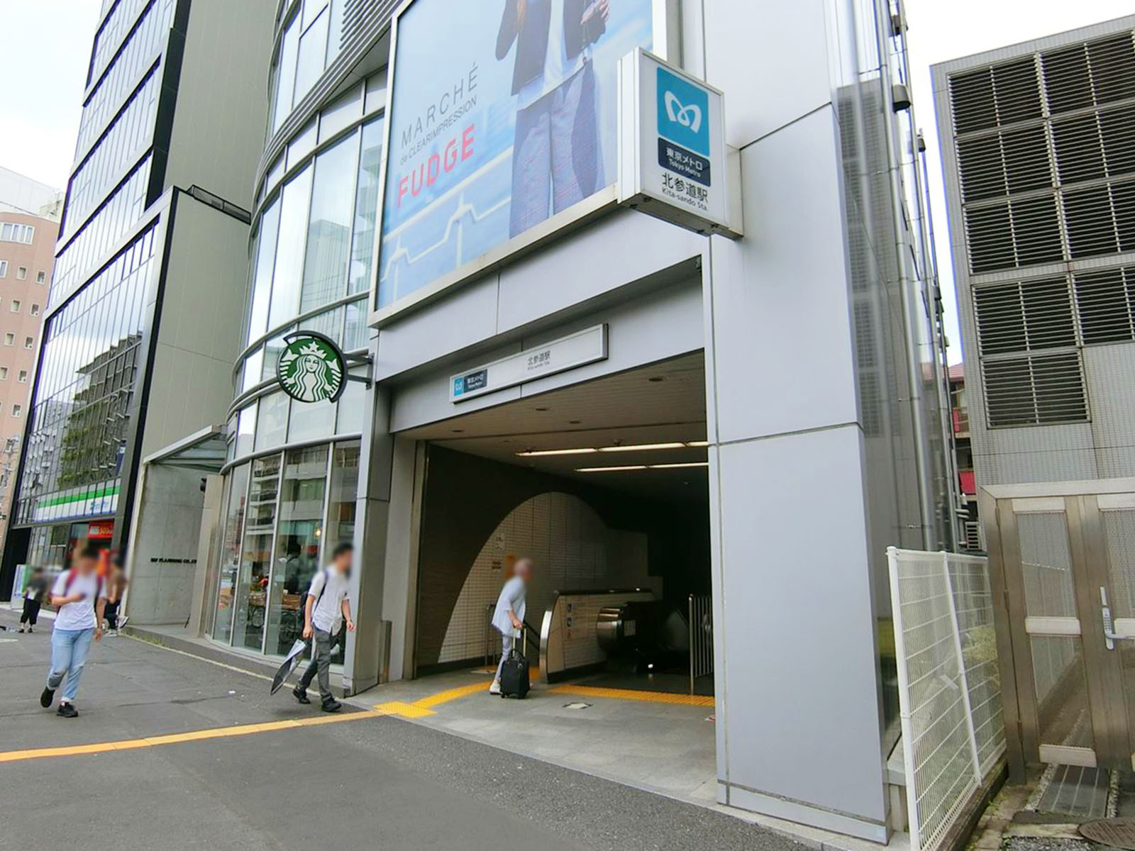 最寄りの「北参道駅」