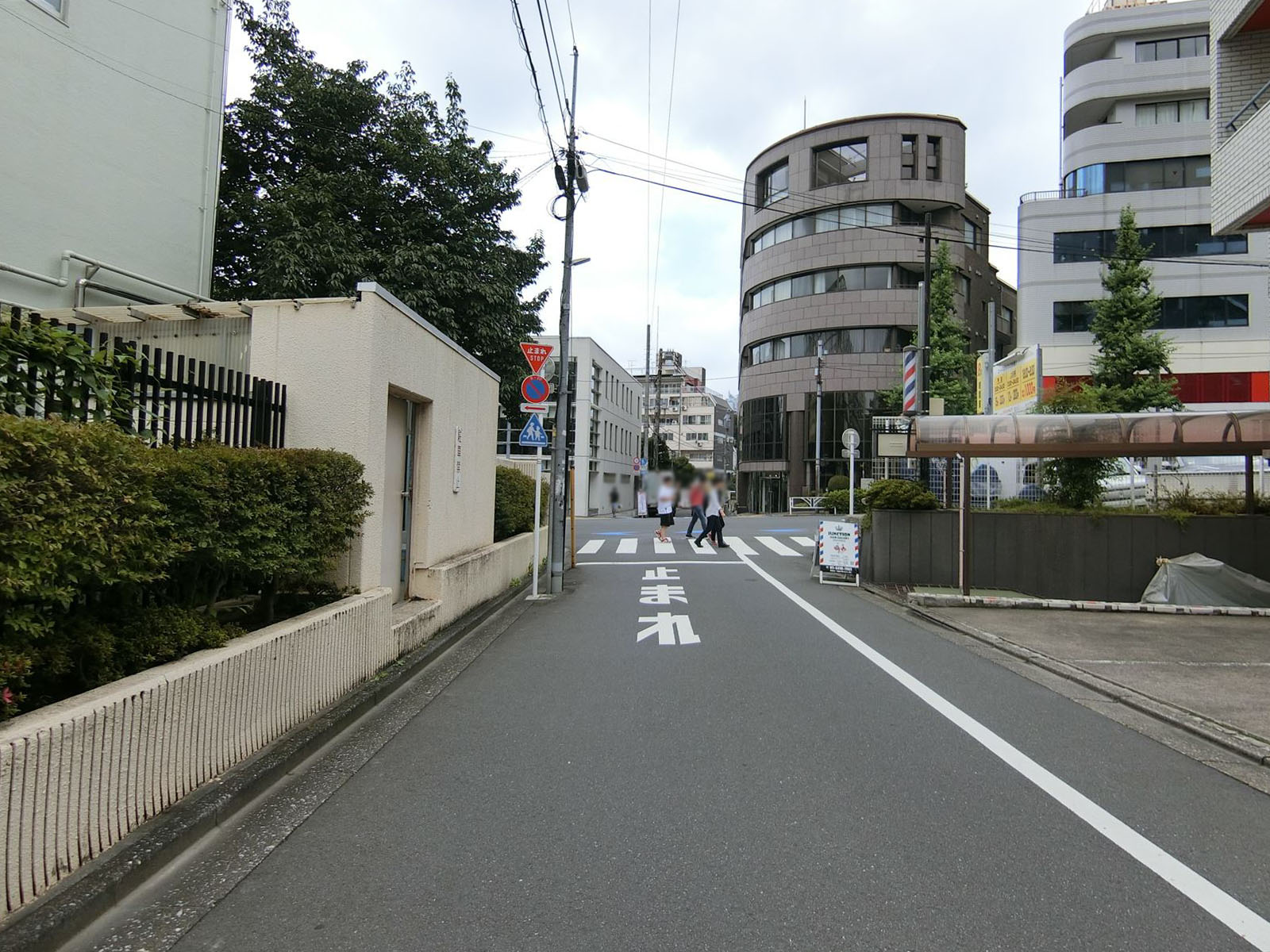 メゾンドシモン前面の通り
