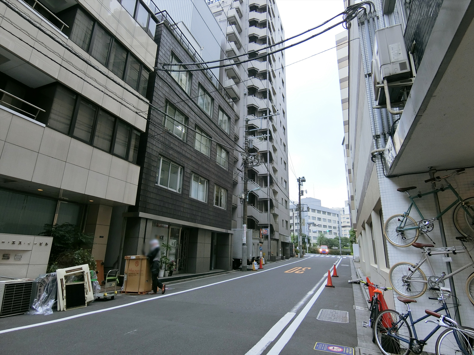明松ビル前面の通り