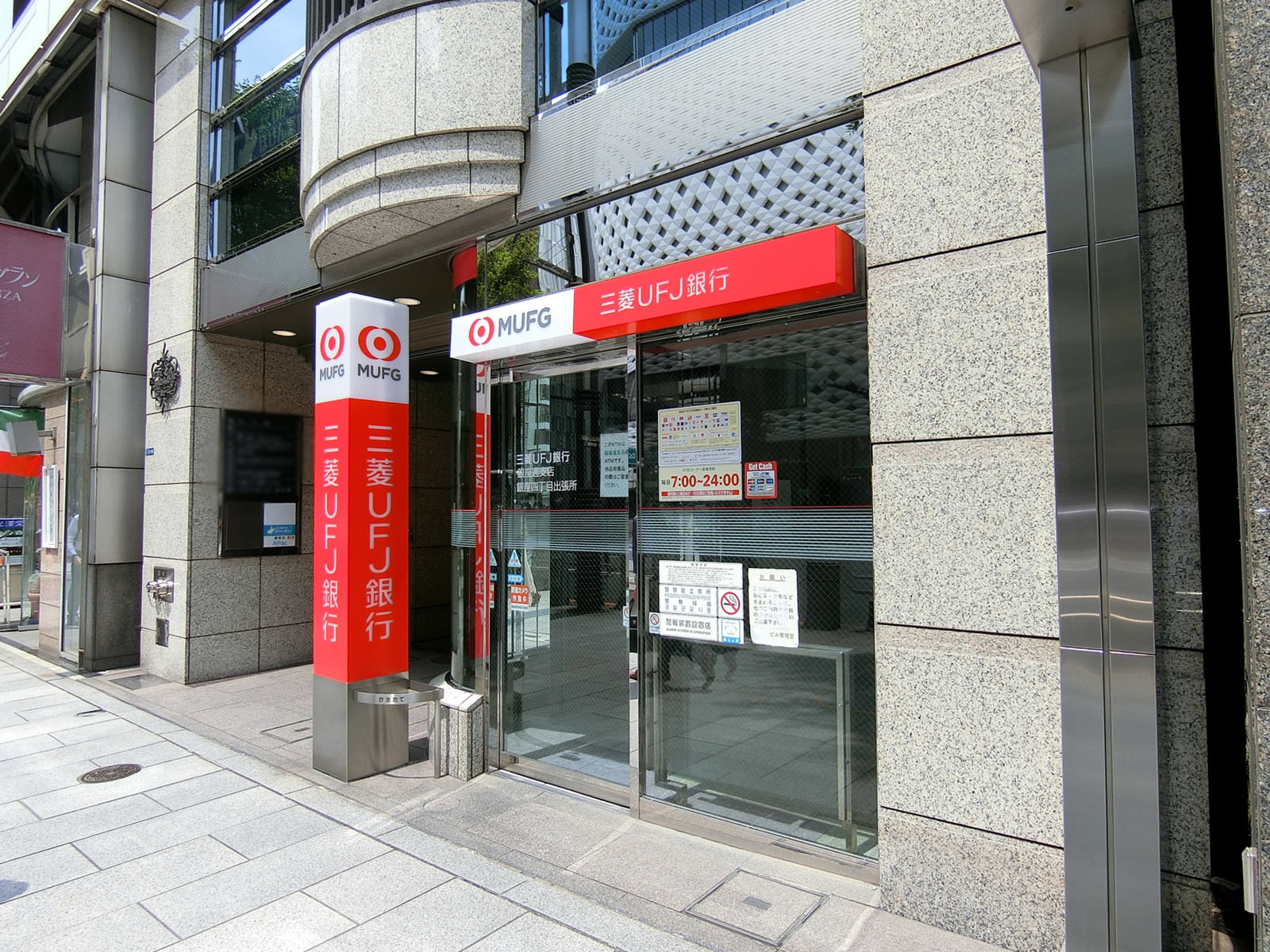 徒歩2分の三菱UFJ銀行ATM