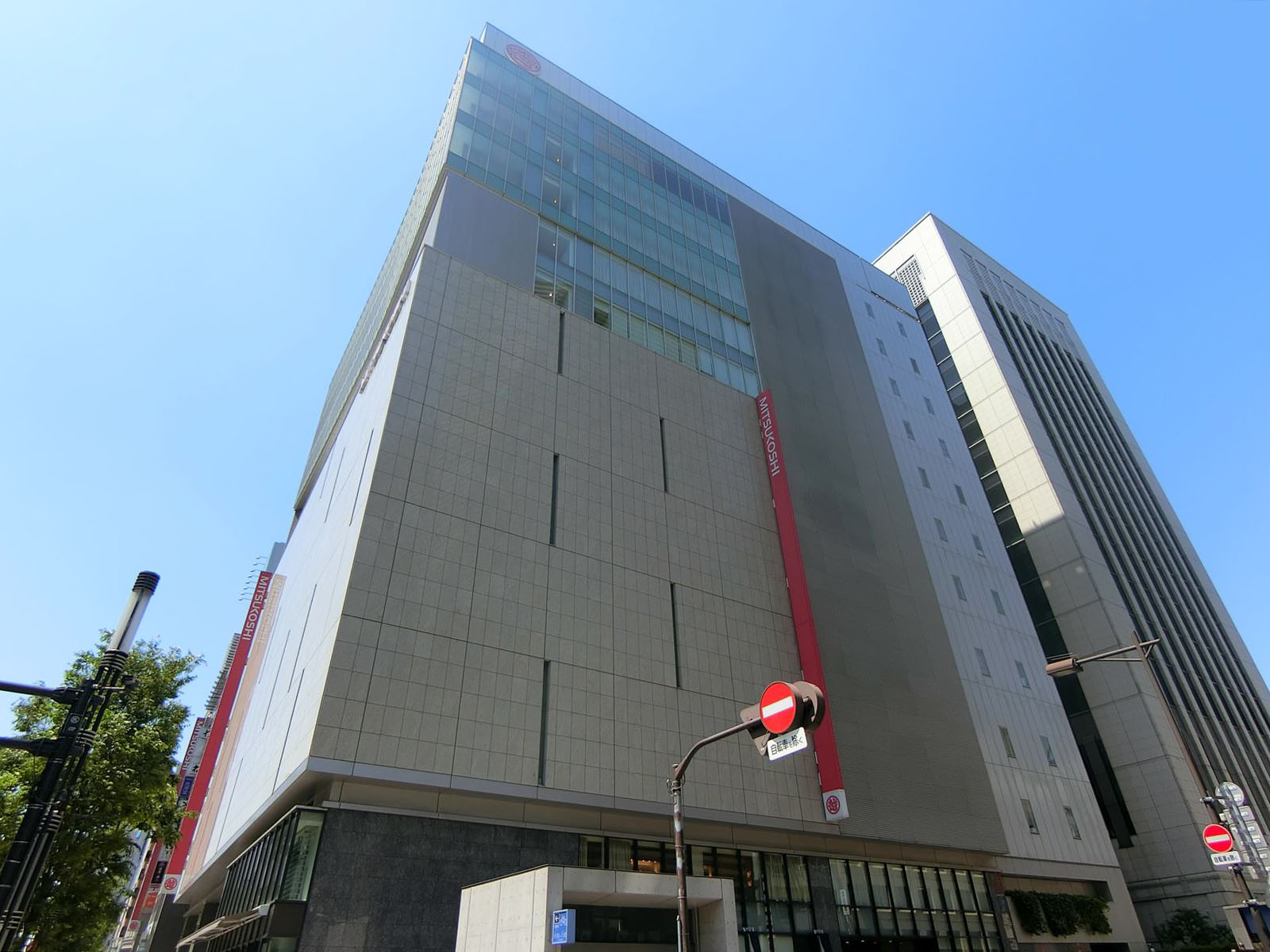 ビル前の銀座三越