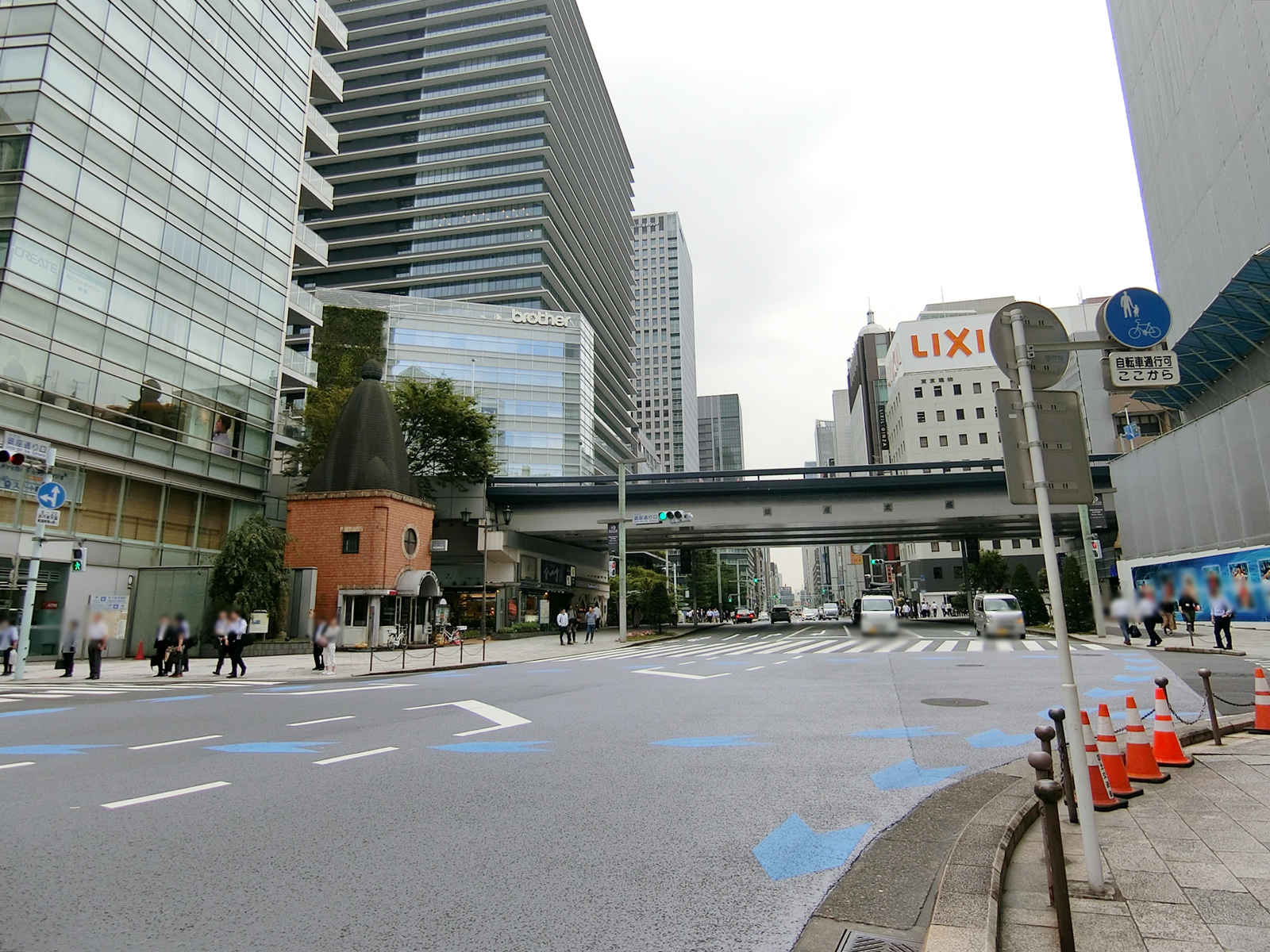 清光堂ビル前面の中央通り