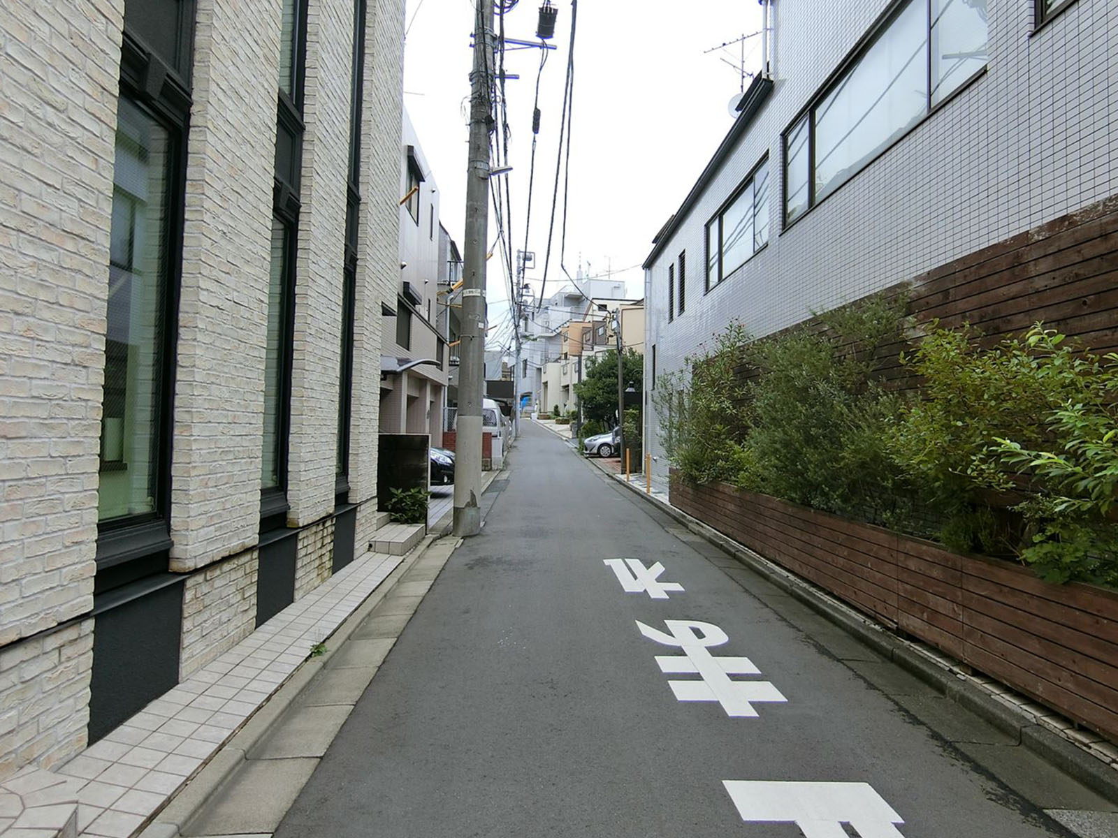 坂巻ビル前面の通り