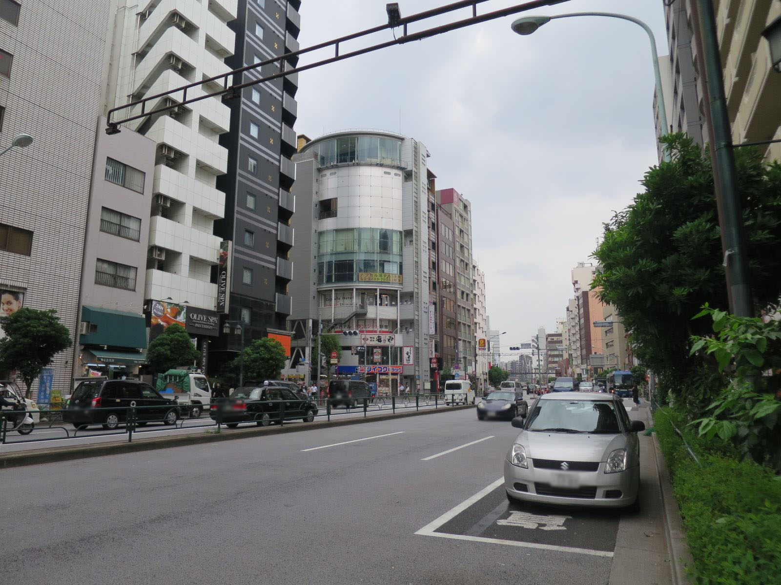 コントワール新宿前面の職安通り