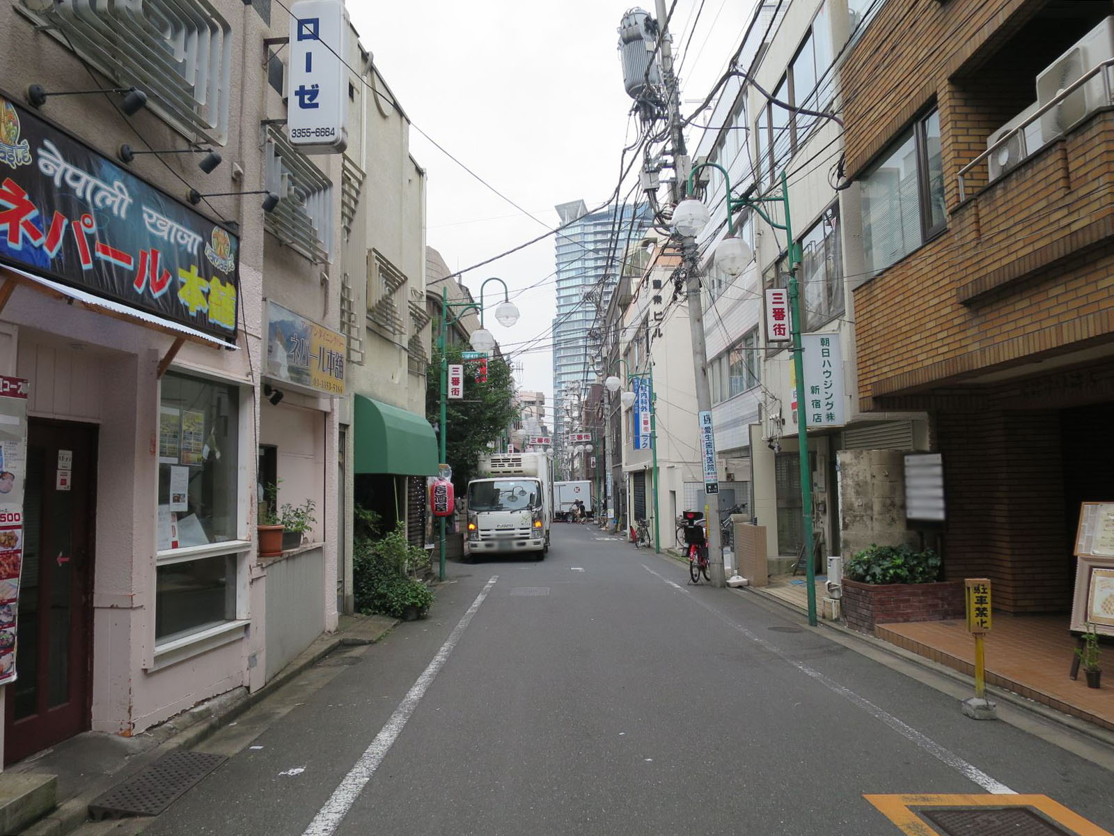 海老沢ビル前面の通り