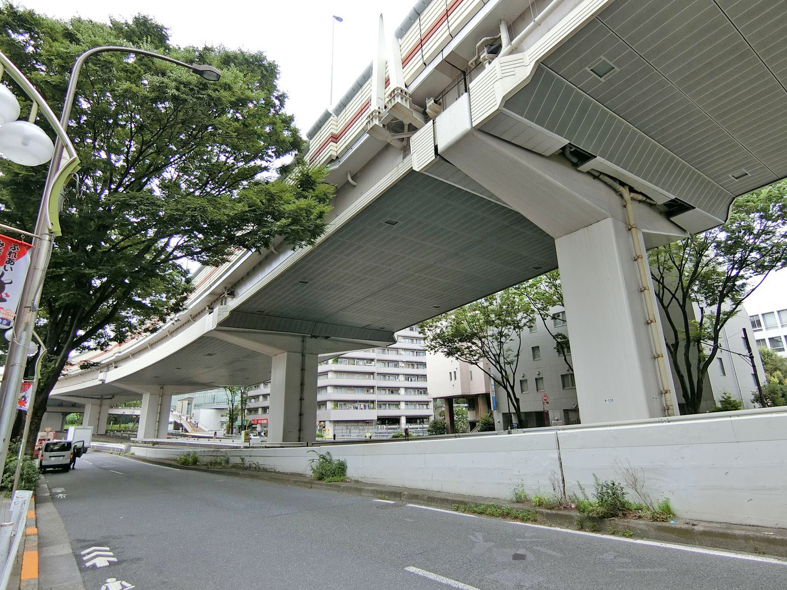甲州街道沿いに立地