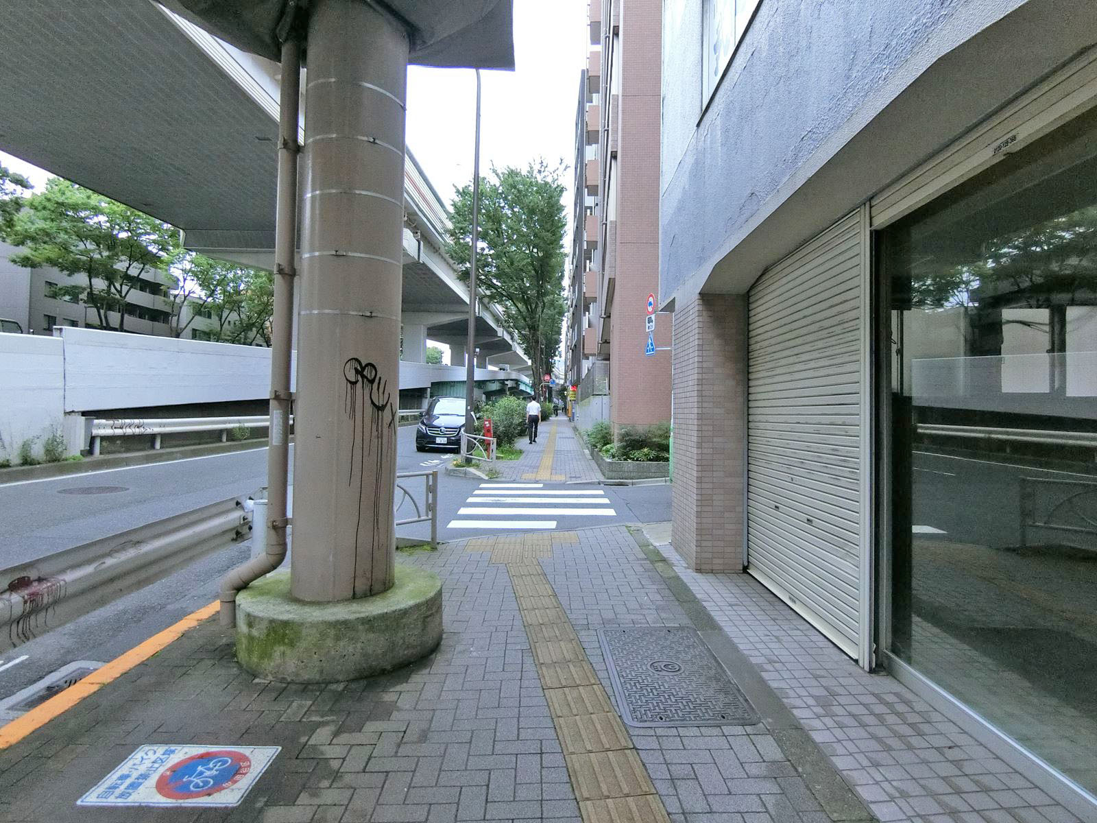 東建ビル前面の通り