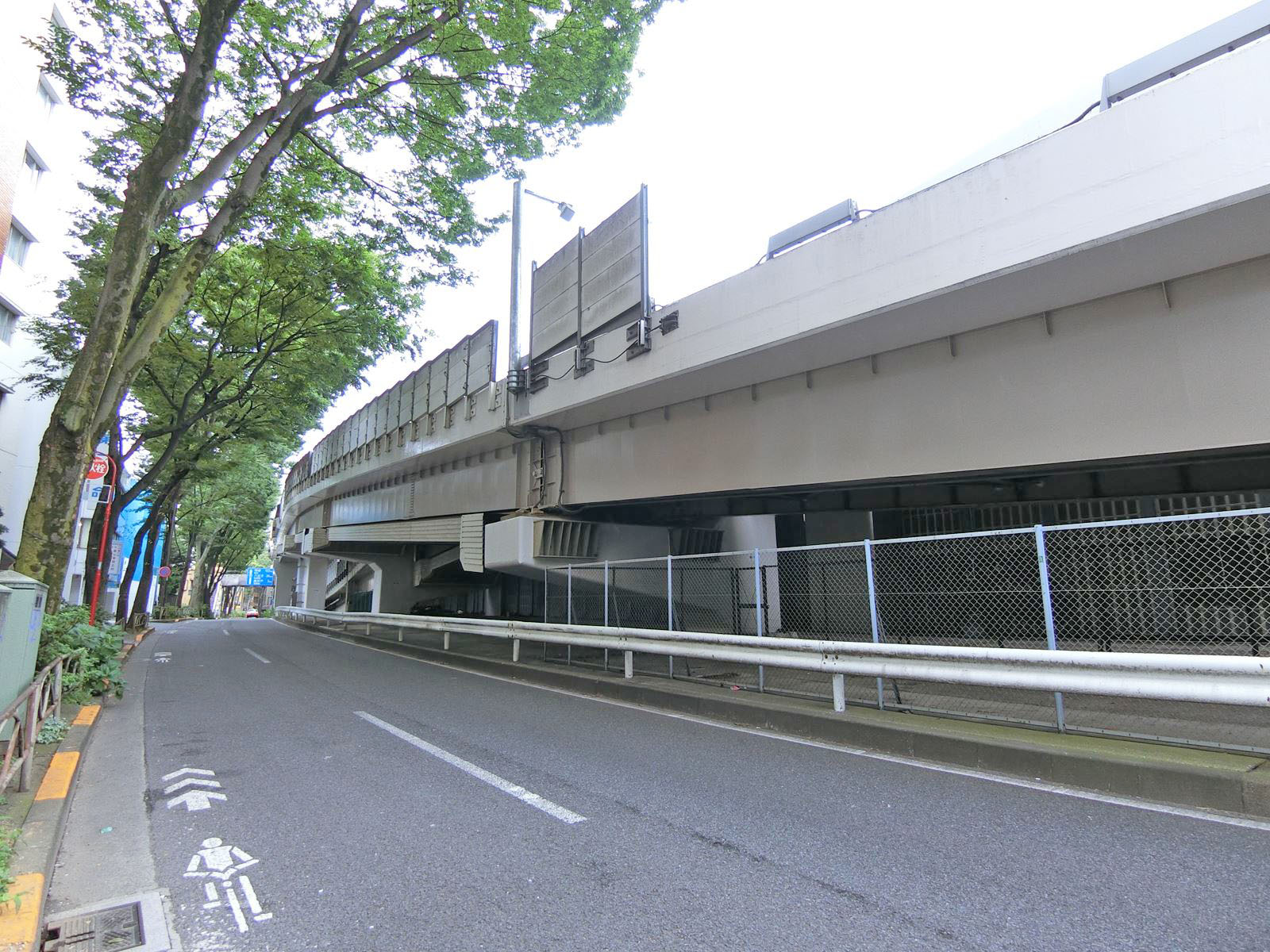甲州街道沿いに立地