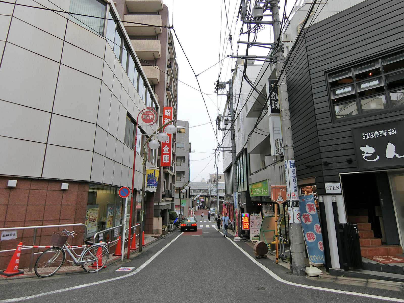 周辺はオフィスや店舗が多いエリア