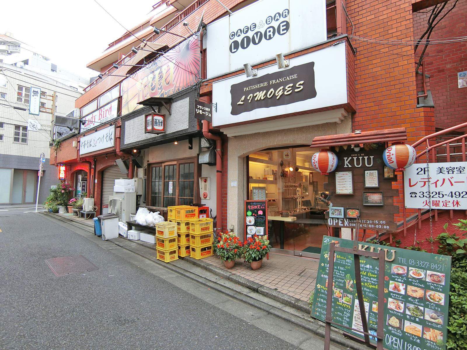 付近には飲食店が豊富