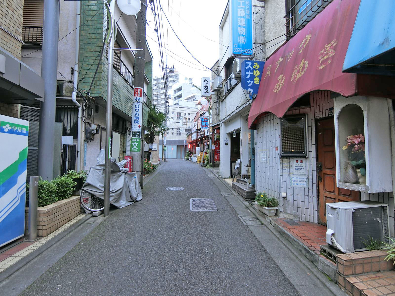 明治安田生命明大前ビル前面の通り