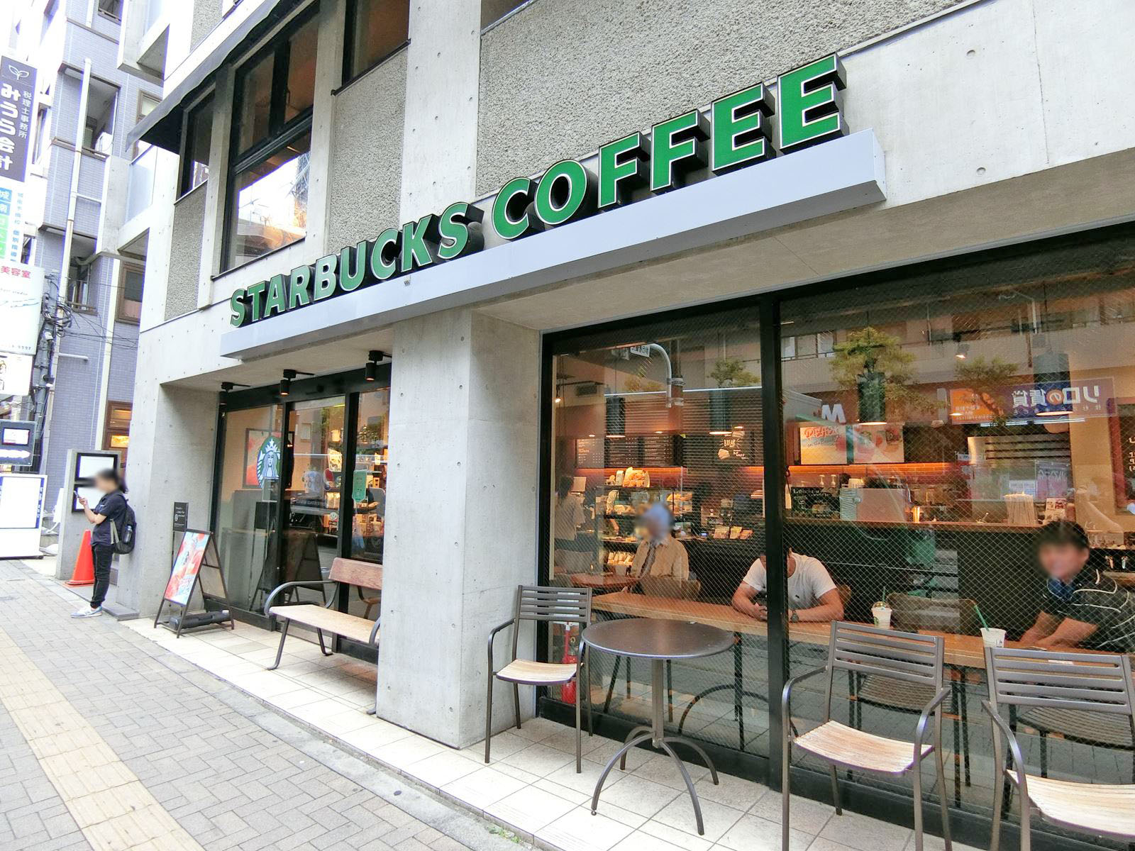 徒歩1分のスターバックスコーヒー
