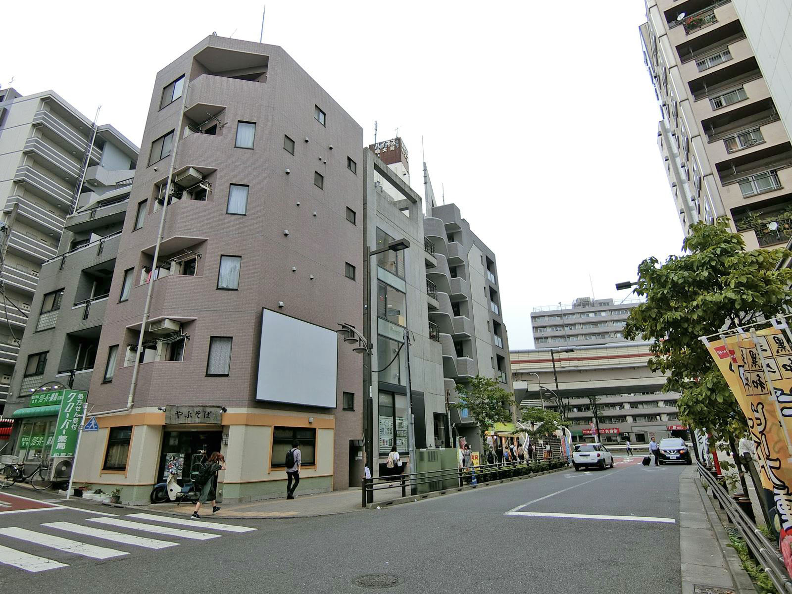 周辺はオフィスや店舗が多いエリア