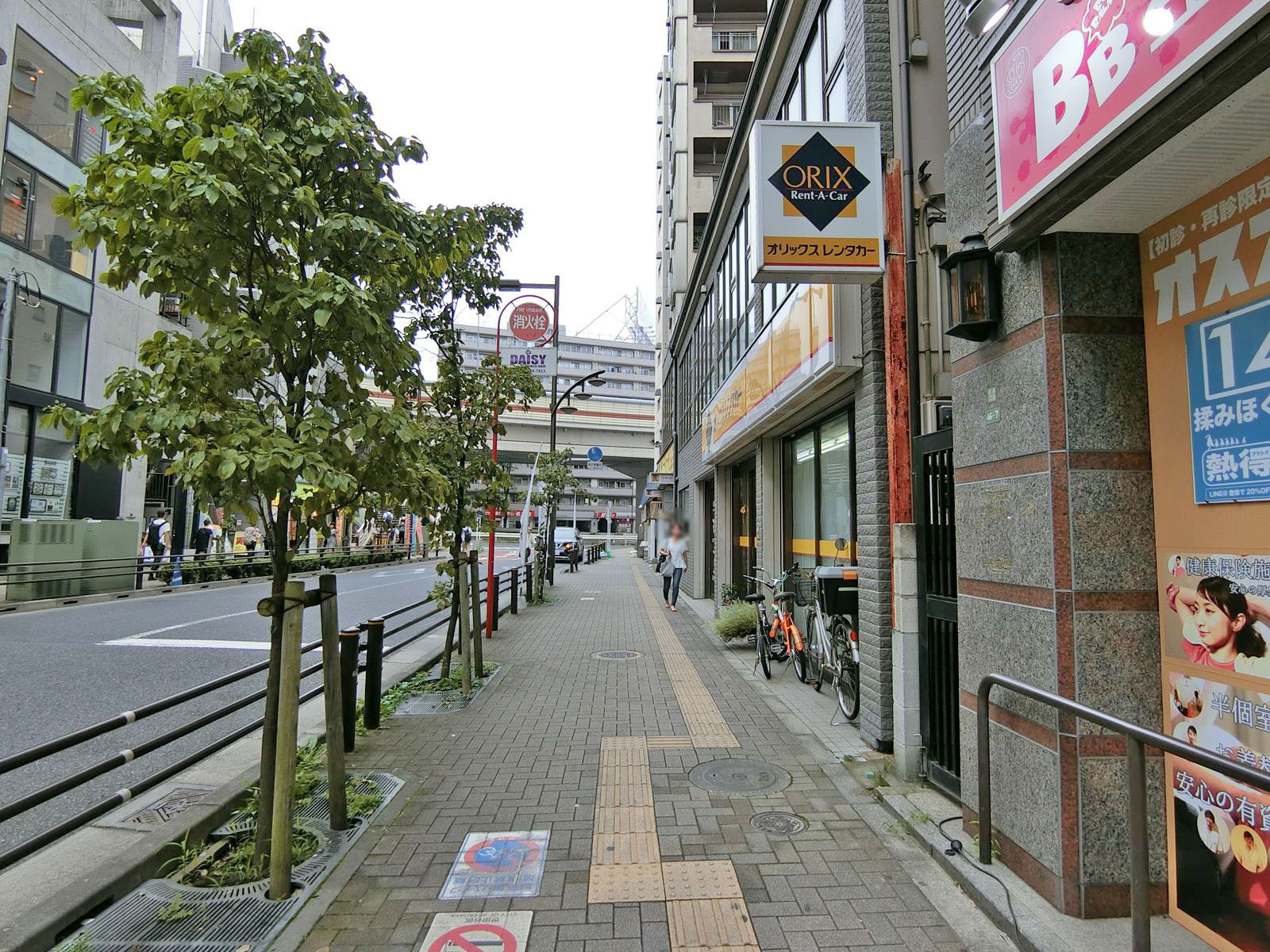 第二はなぶさビル前面の通り