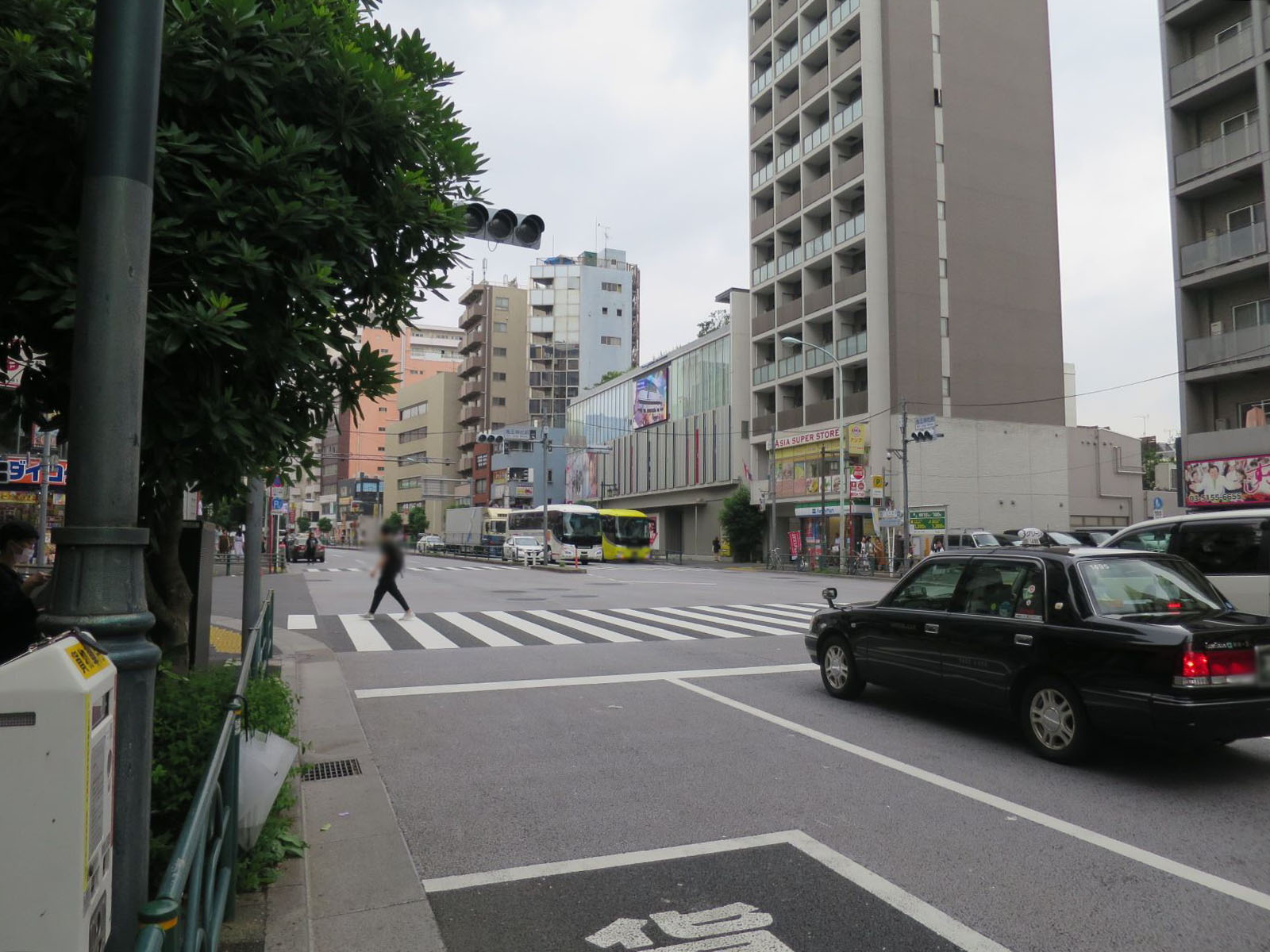 物件前面の職安通り