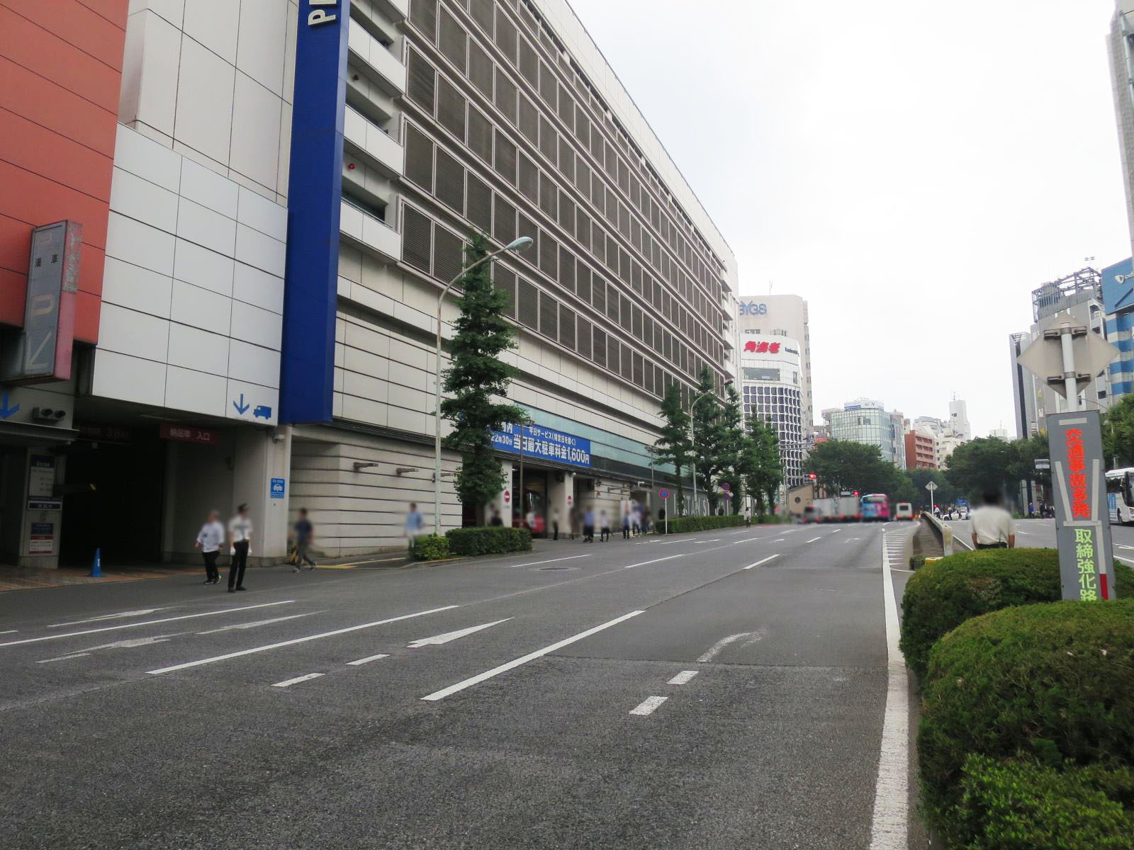富士新宿ビル前面の通り