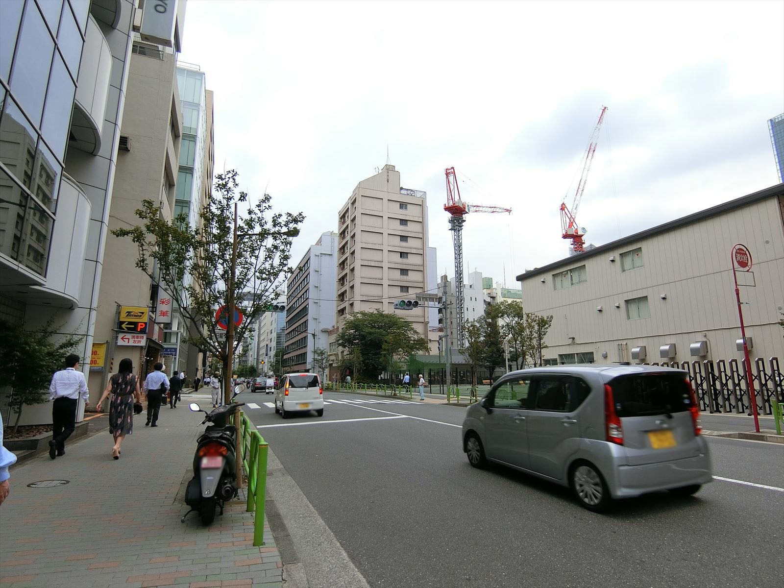 信光ビル前面の通り