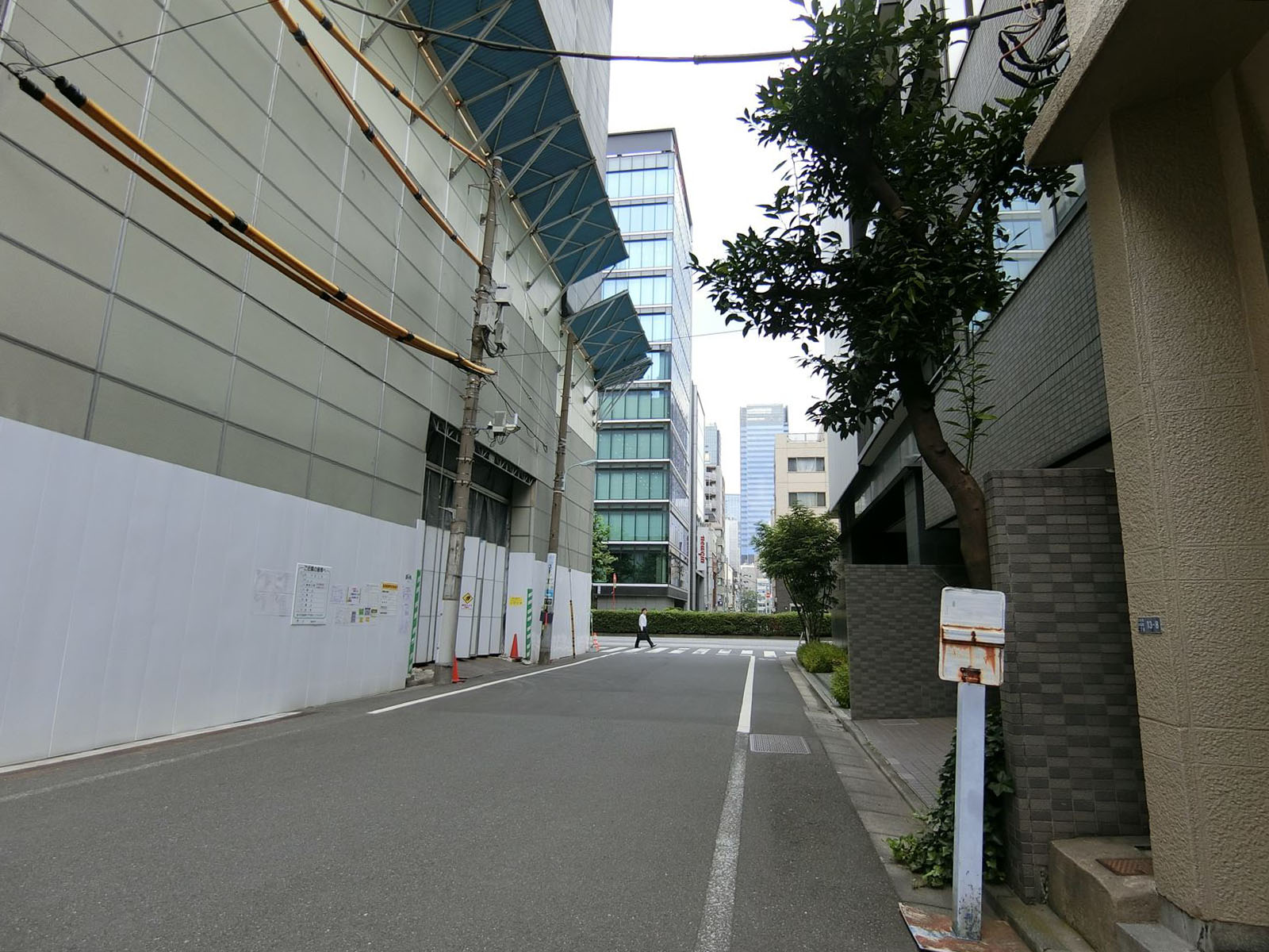 周辺はオフィス街