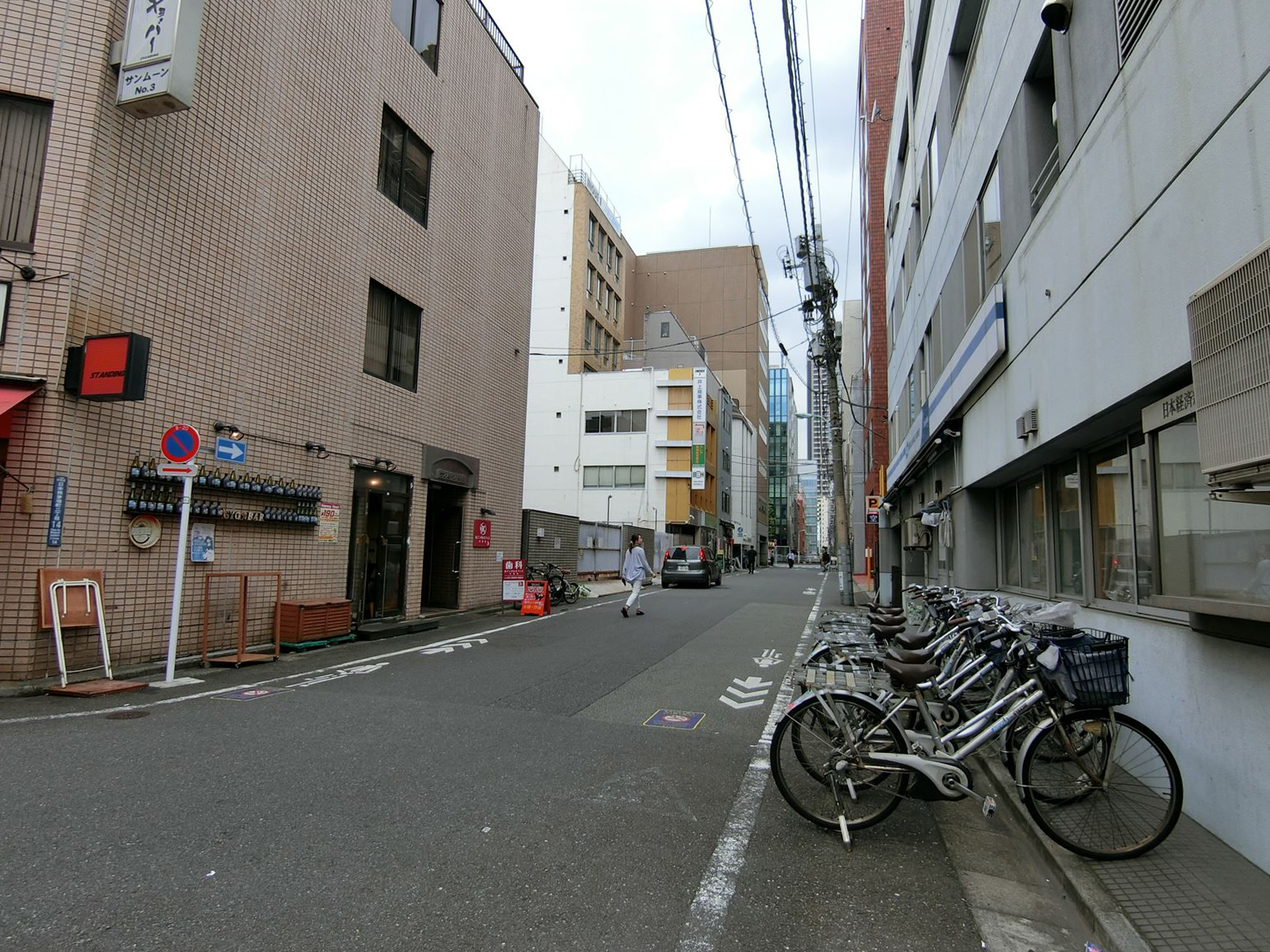 周辺はオフィス街