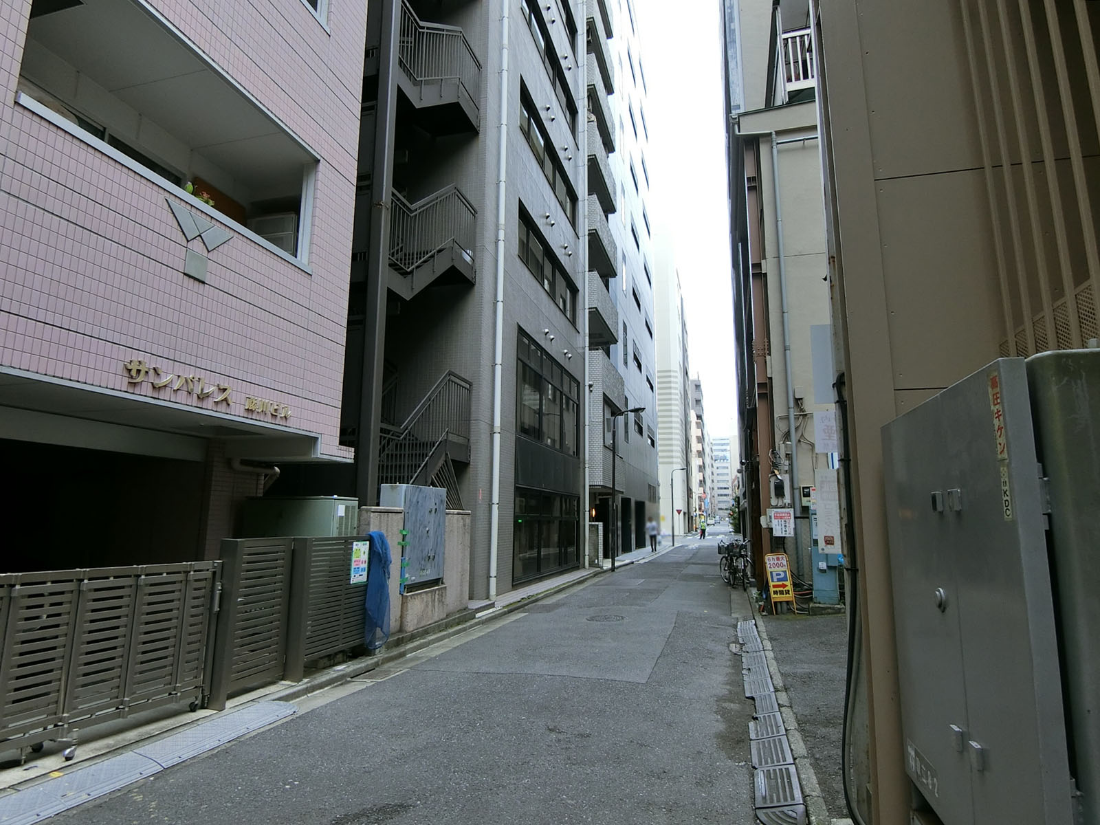 井門新宿御苑ビル前面の通り
