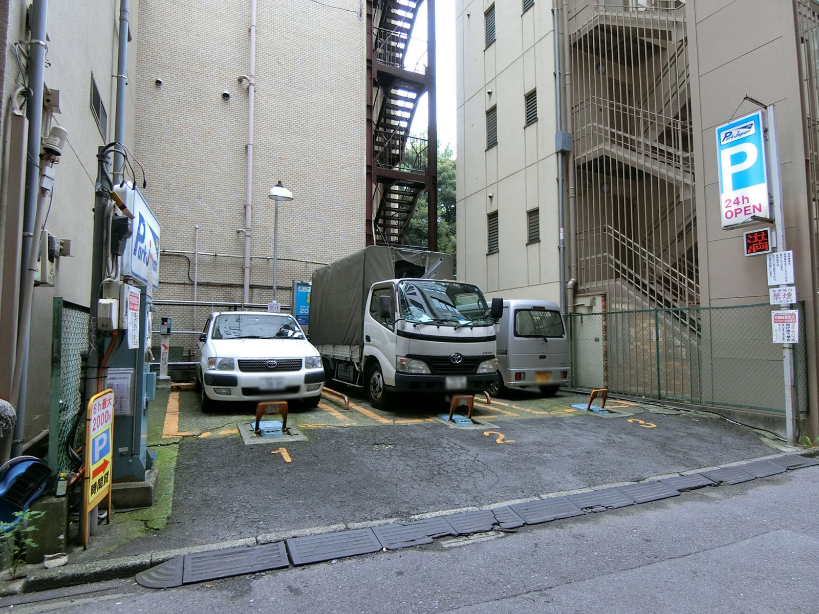 隣のコインパーキング