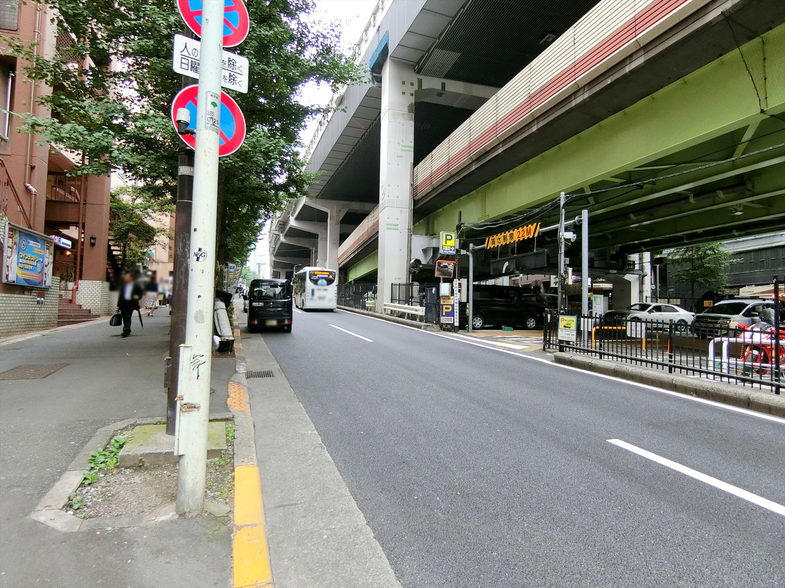 前面の六本木通り
