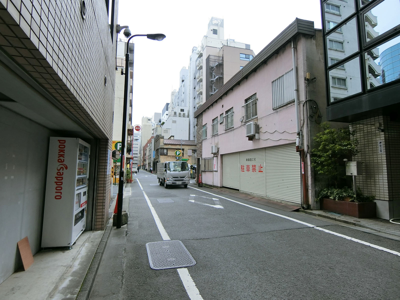 新宿鈴木ビルB館前面の通り