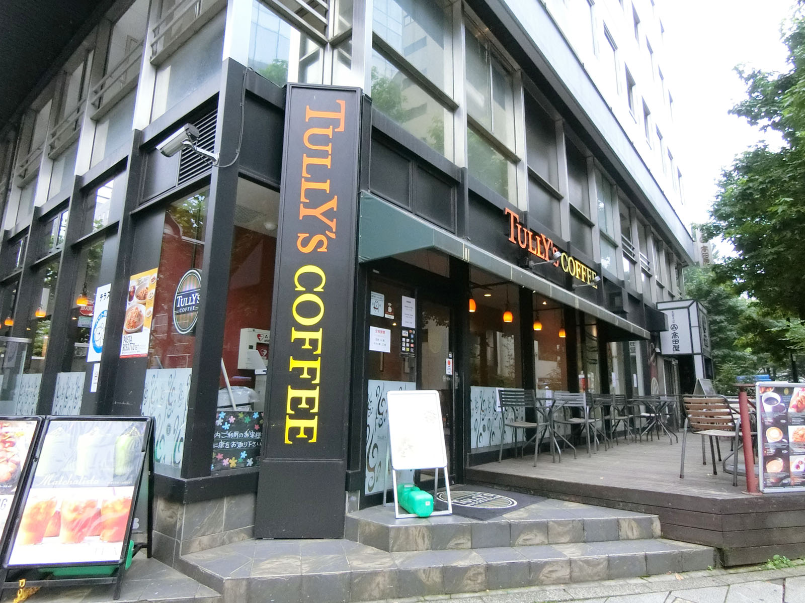 徒歩2分のタリーズコーヒー