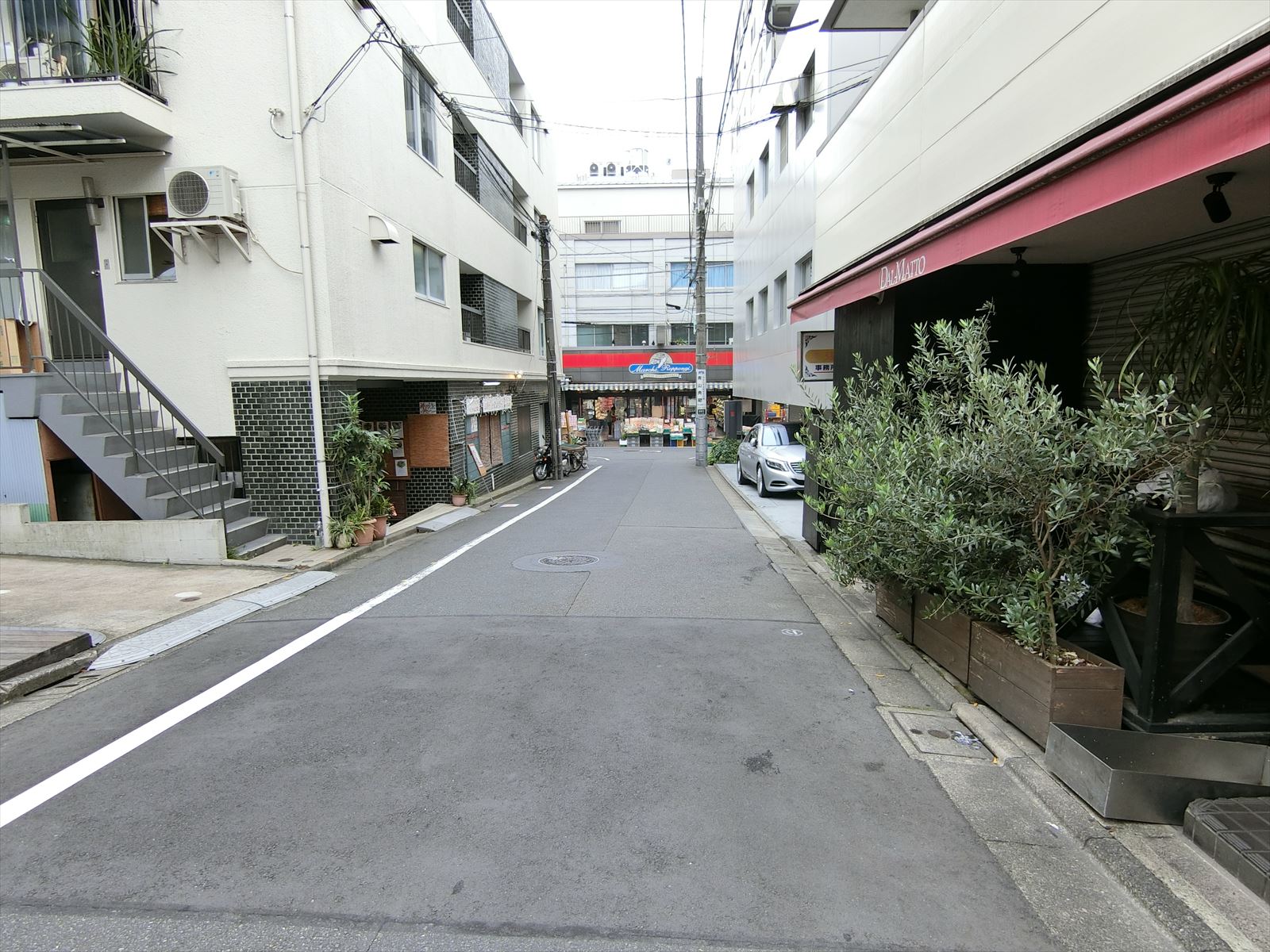 第2大晃ビル前面の通り