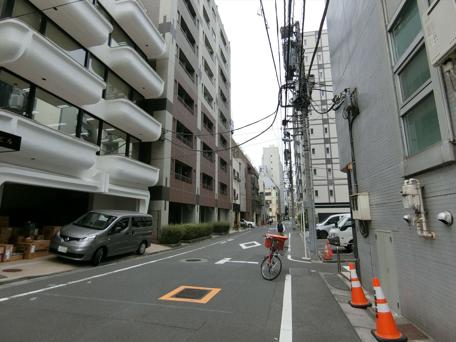 第2日高ビル前面の通り